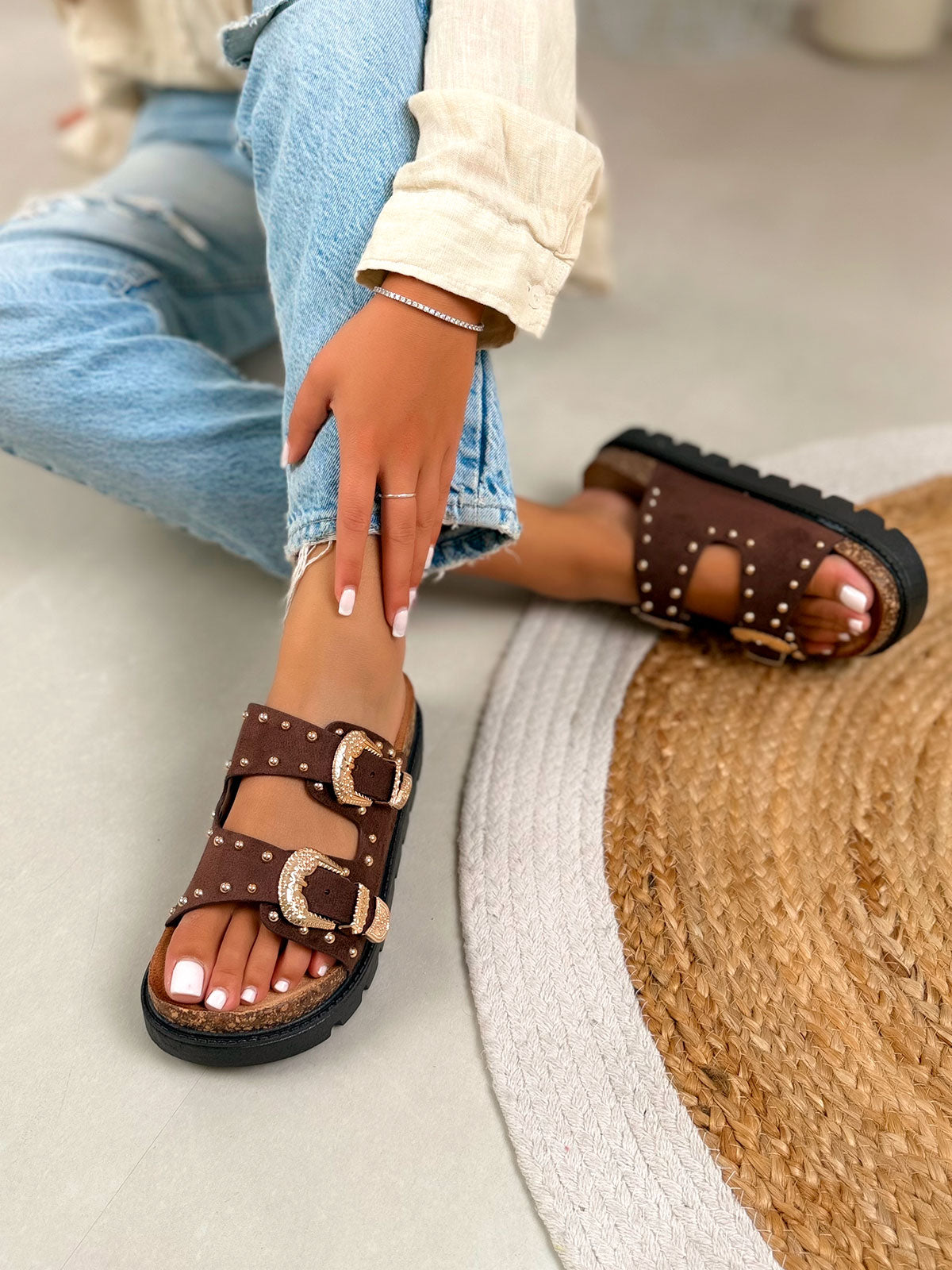 Mule femme marron en suédine cloutée avec boucles dorées à plateforme