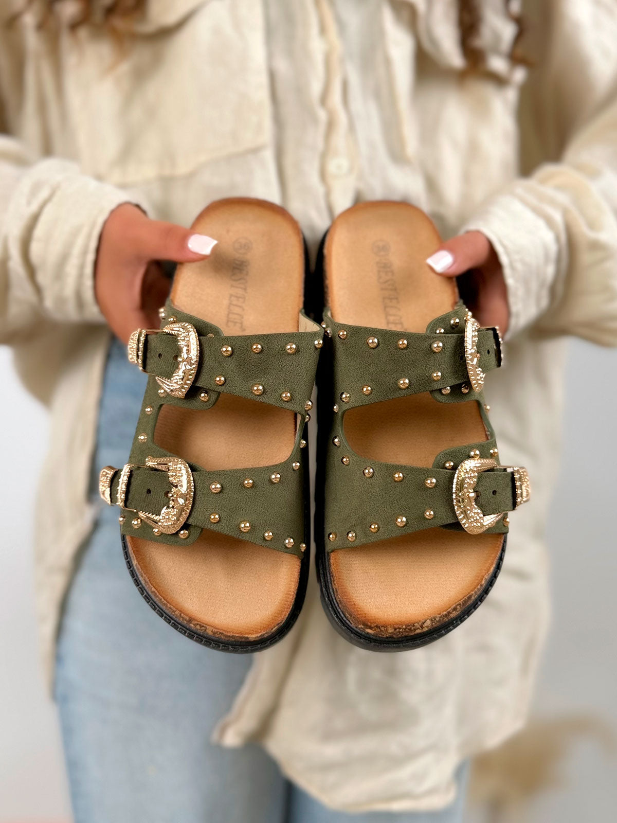 Mule femme verte en suédine cloutée avec boucles dorées à plateforme