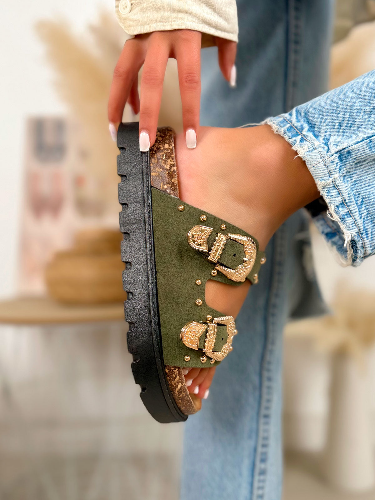 Mule femme verte en suédine cloutée avec boucles dorées à plateforme