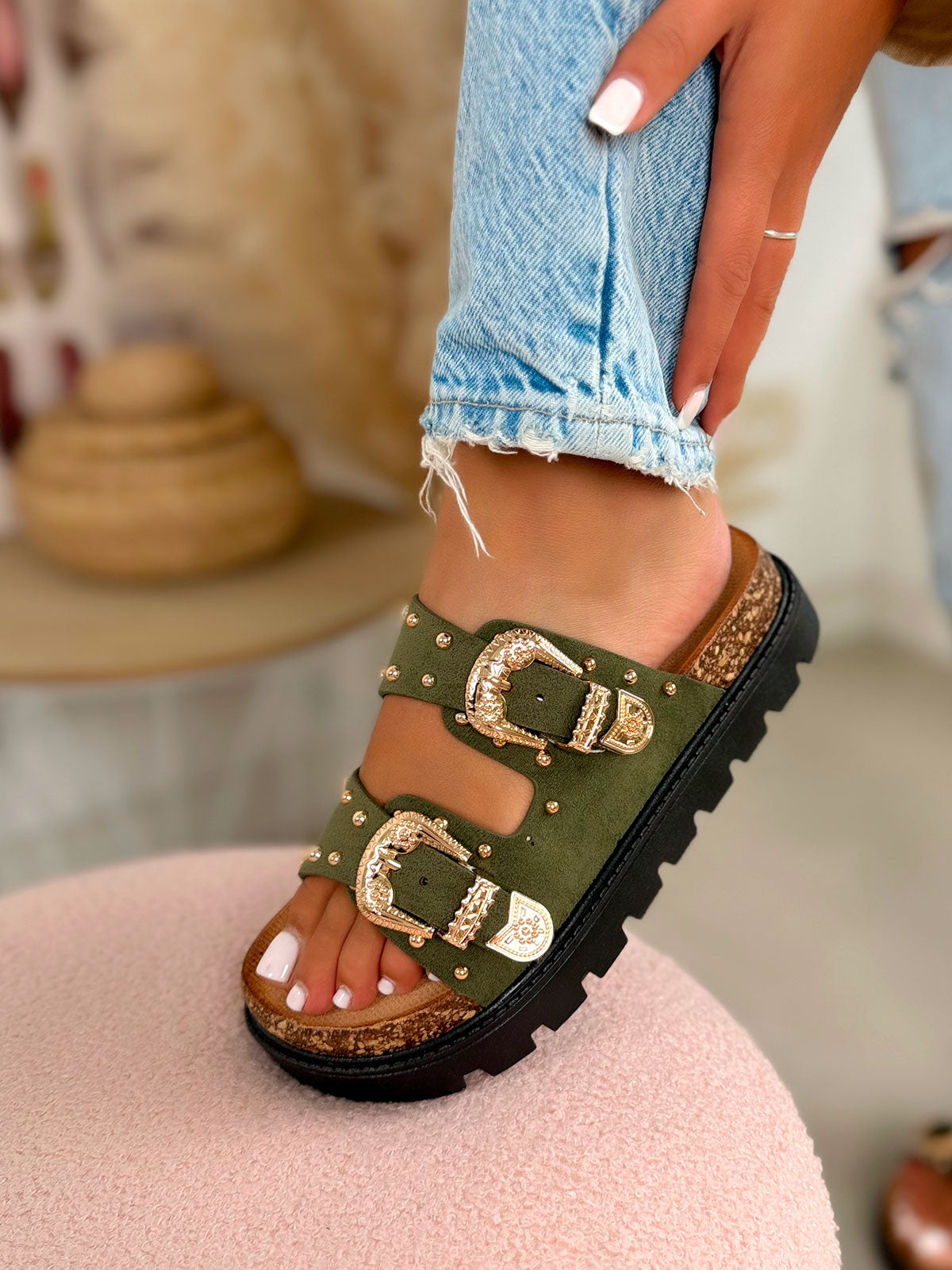Mule femme verte en suédine cloutée avec boucles dorées à plateforme