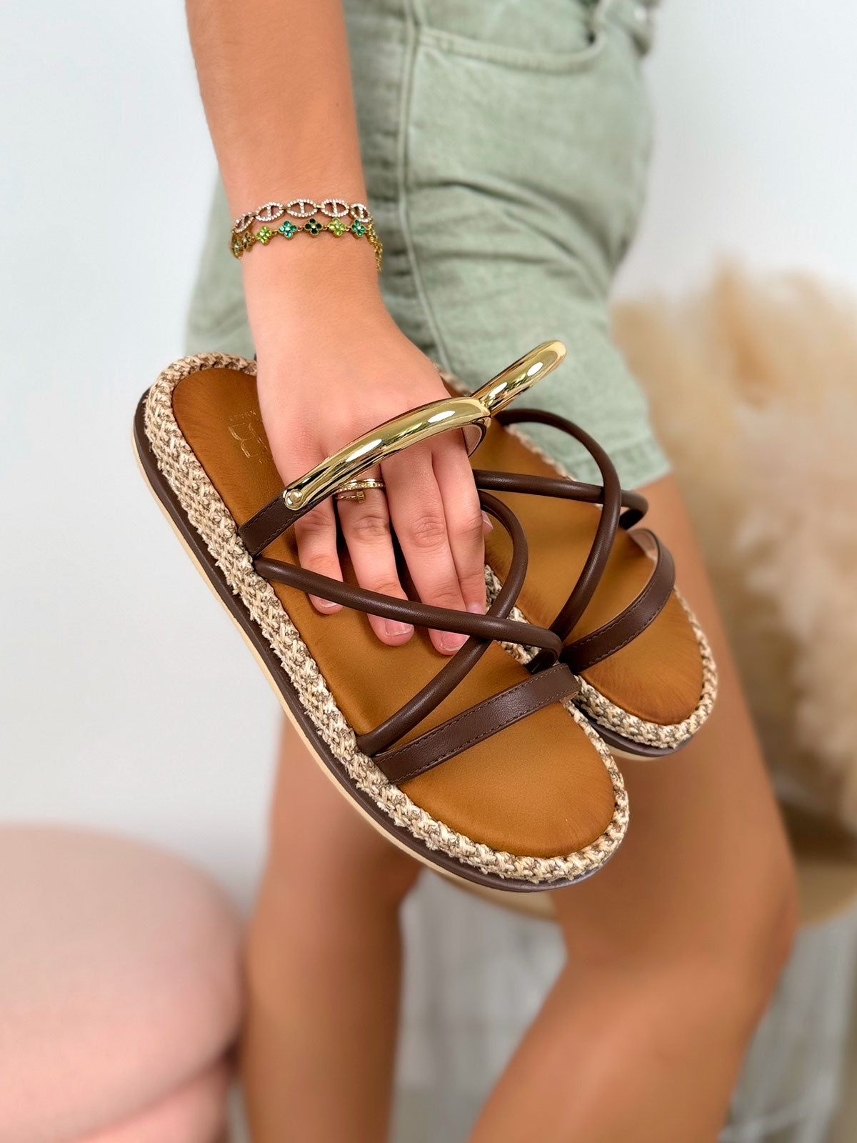Mule femme marron élégante à brides croisées dorées et semelle tressée