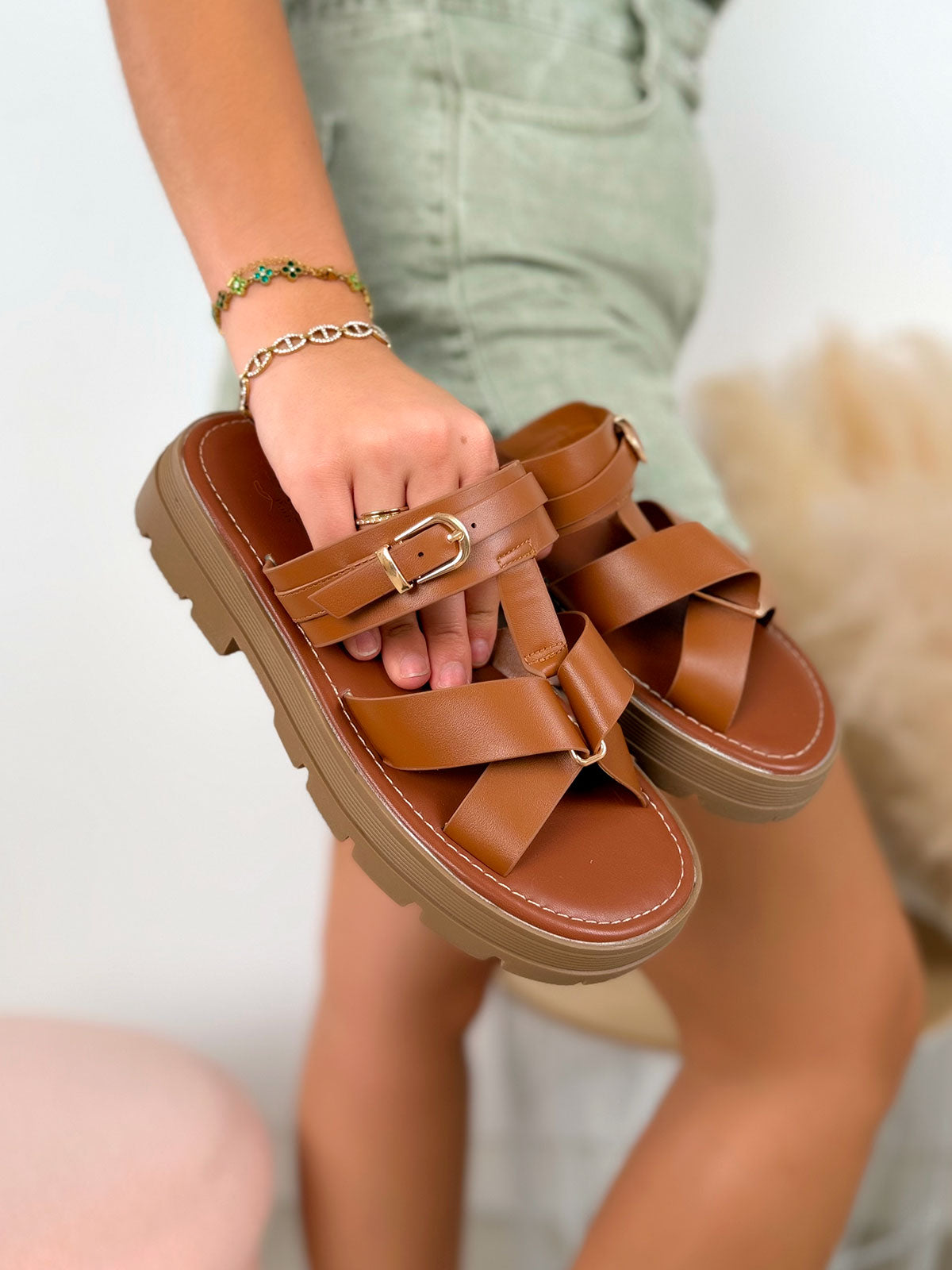 Mule femme camel tendance à lanières avec bride dorée et semelle crantée