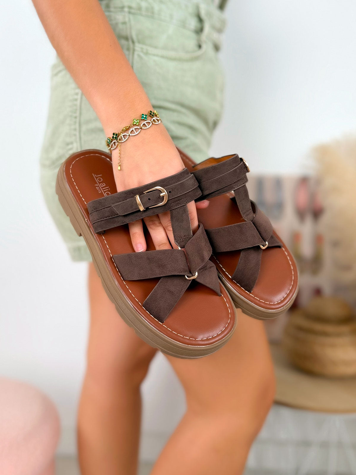 Mule femme marron tendance en suédine à lanières avec bride dorée et semelle crantée