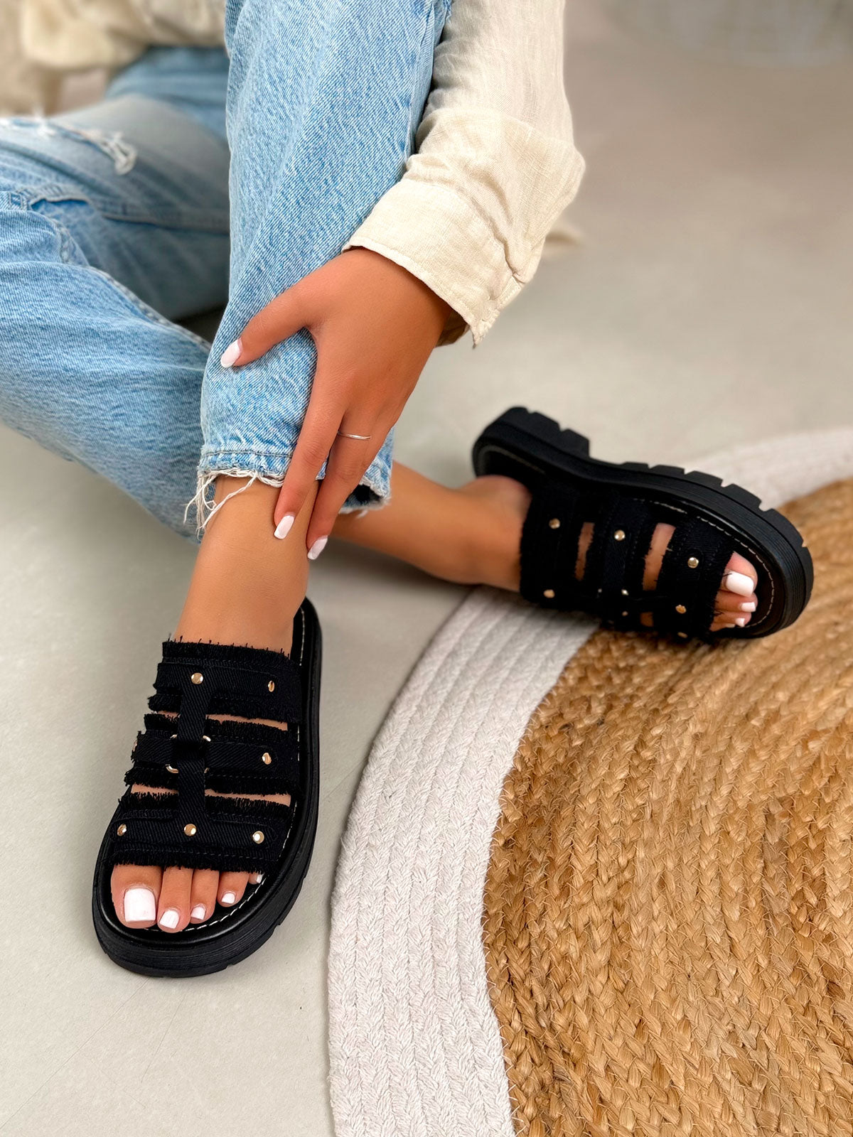 Mule femme noire tendance en jean clouté doré avec semelle crantée
