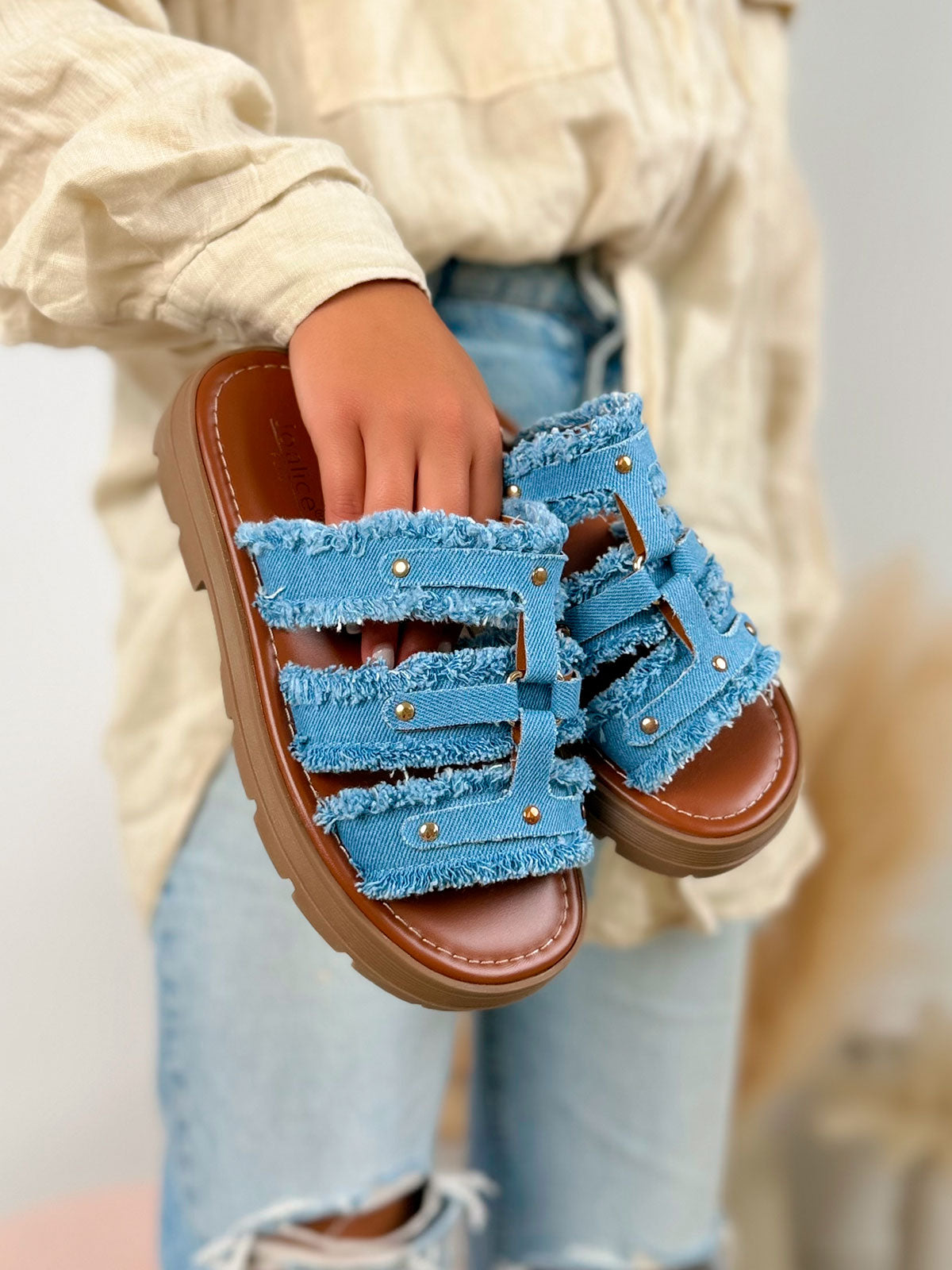 Mule femme bleue tendance en jean effiloché clouté doré avec semelle crantée