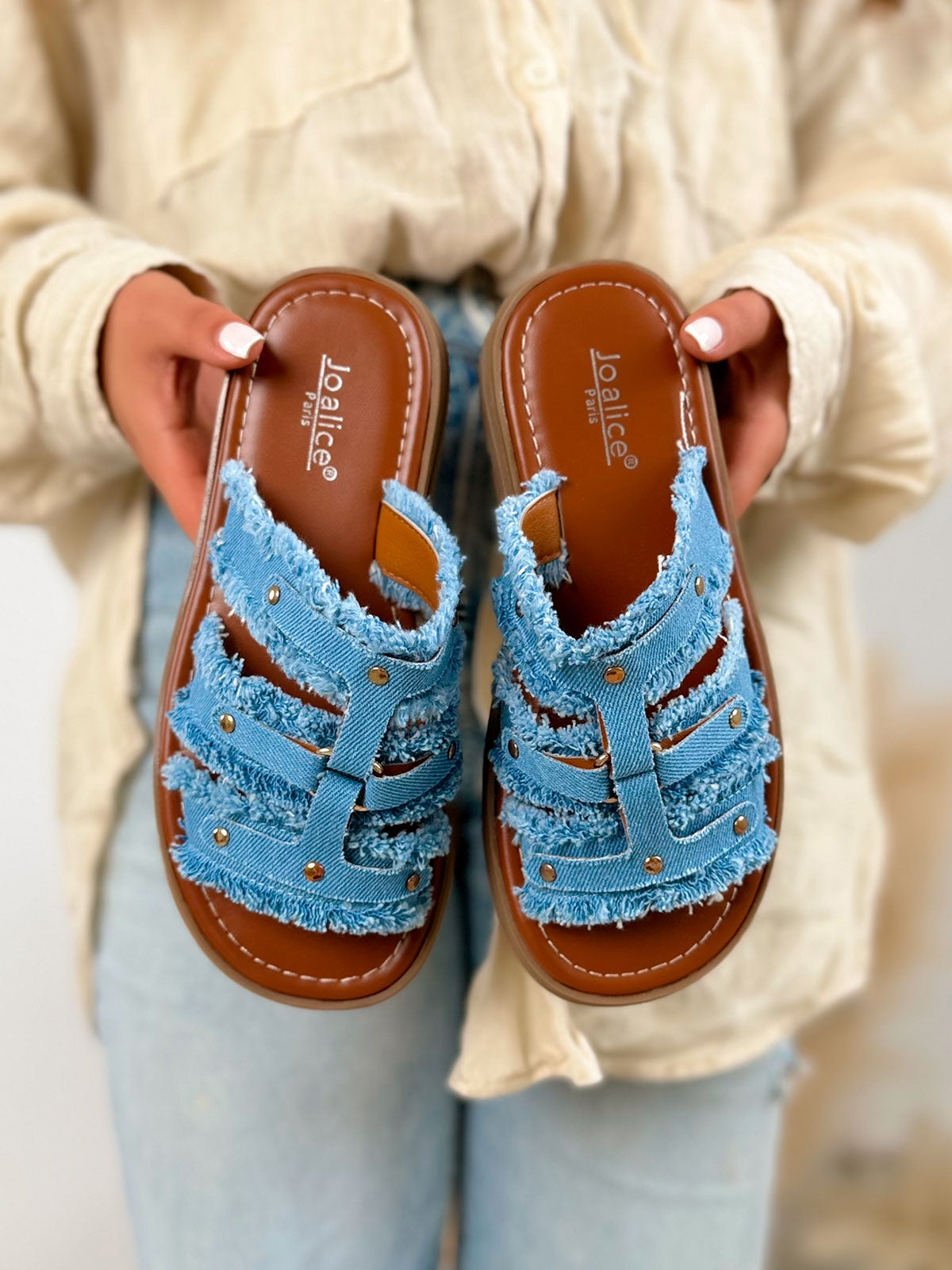 Mule femme bleue tendance en jean effiloché clouté doré avec semelle crantée