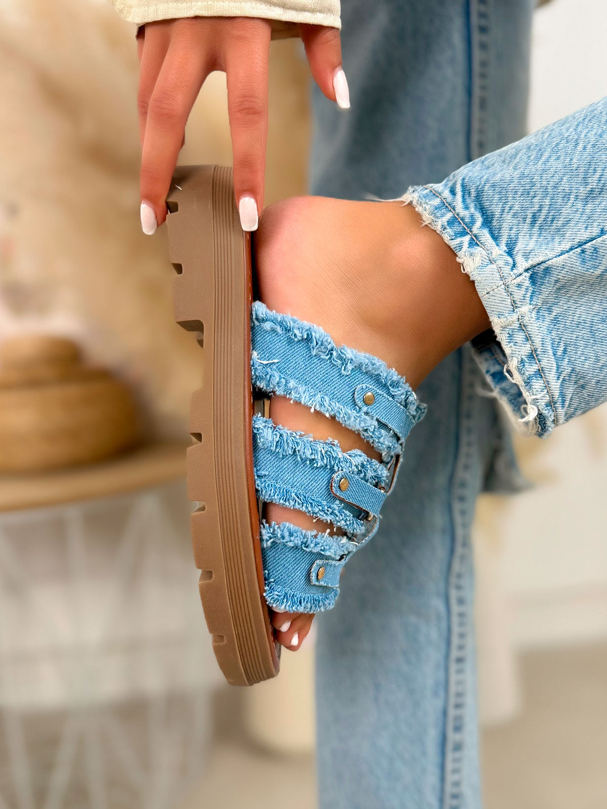 Mule femme bleue tendance en jean effiloché clouté doré avec semelle crantée