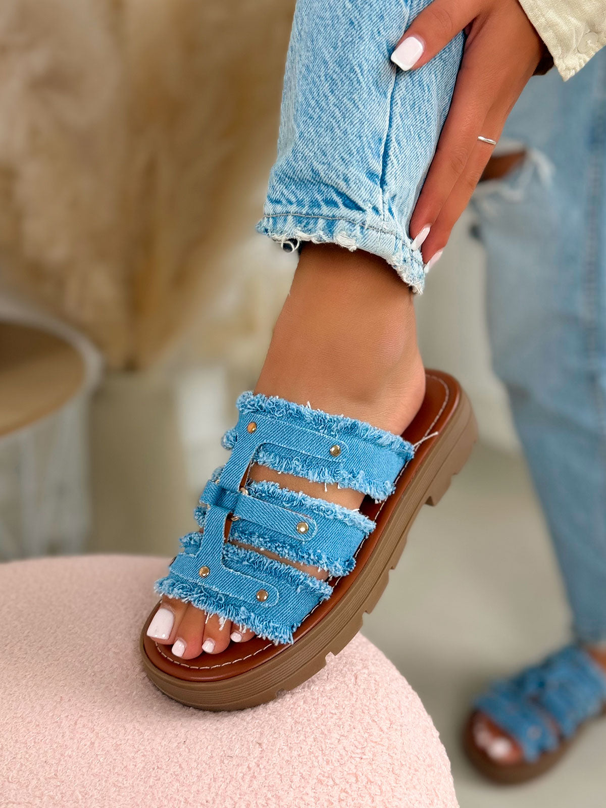 Mule femme bleue tendance en jean effiloché clouté doré avec semelle crantée
