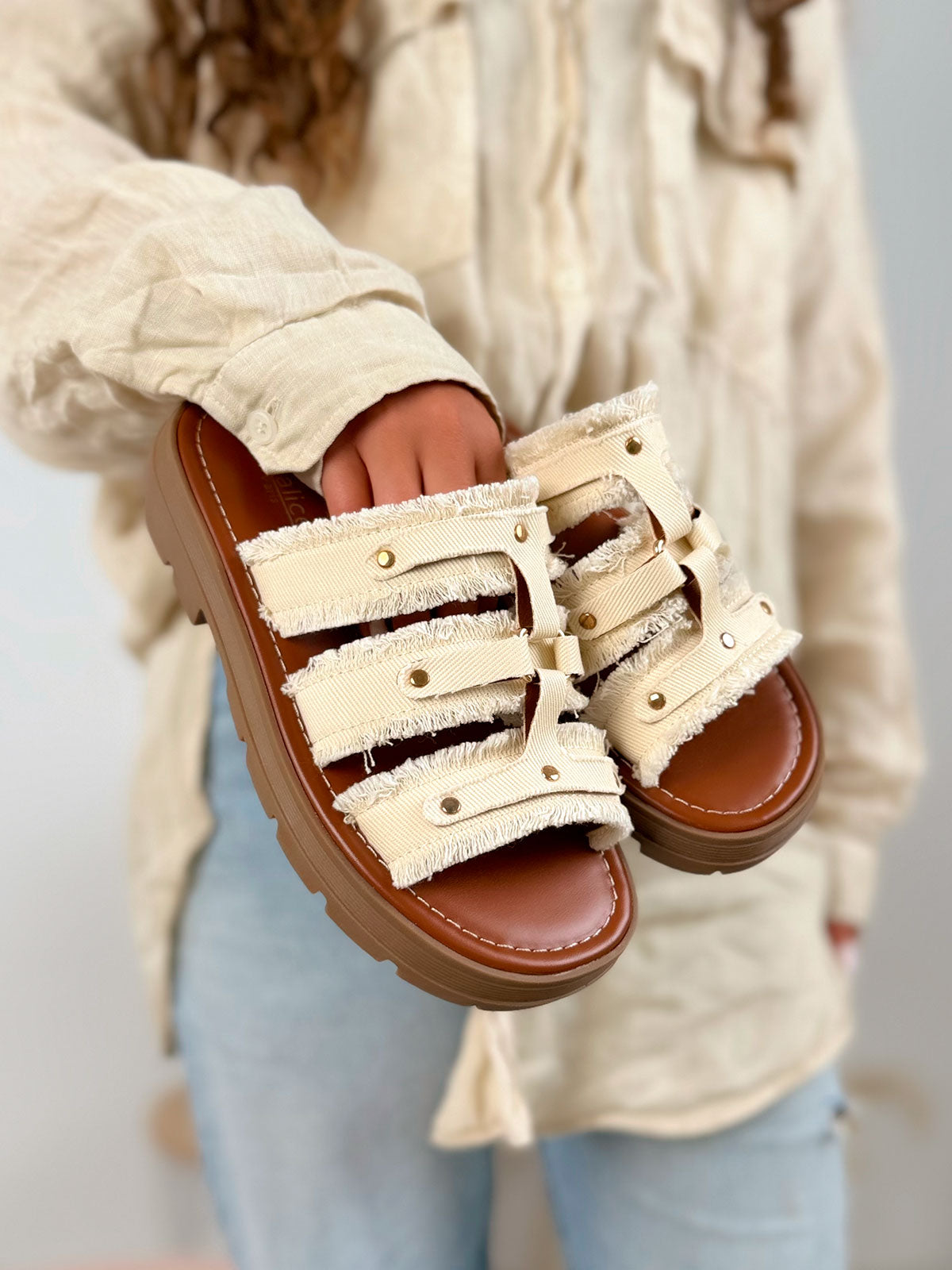 Mule femme beige tendance en jean clouté doré avec semelle crantée