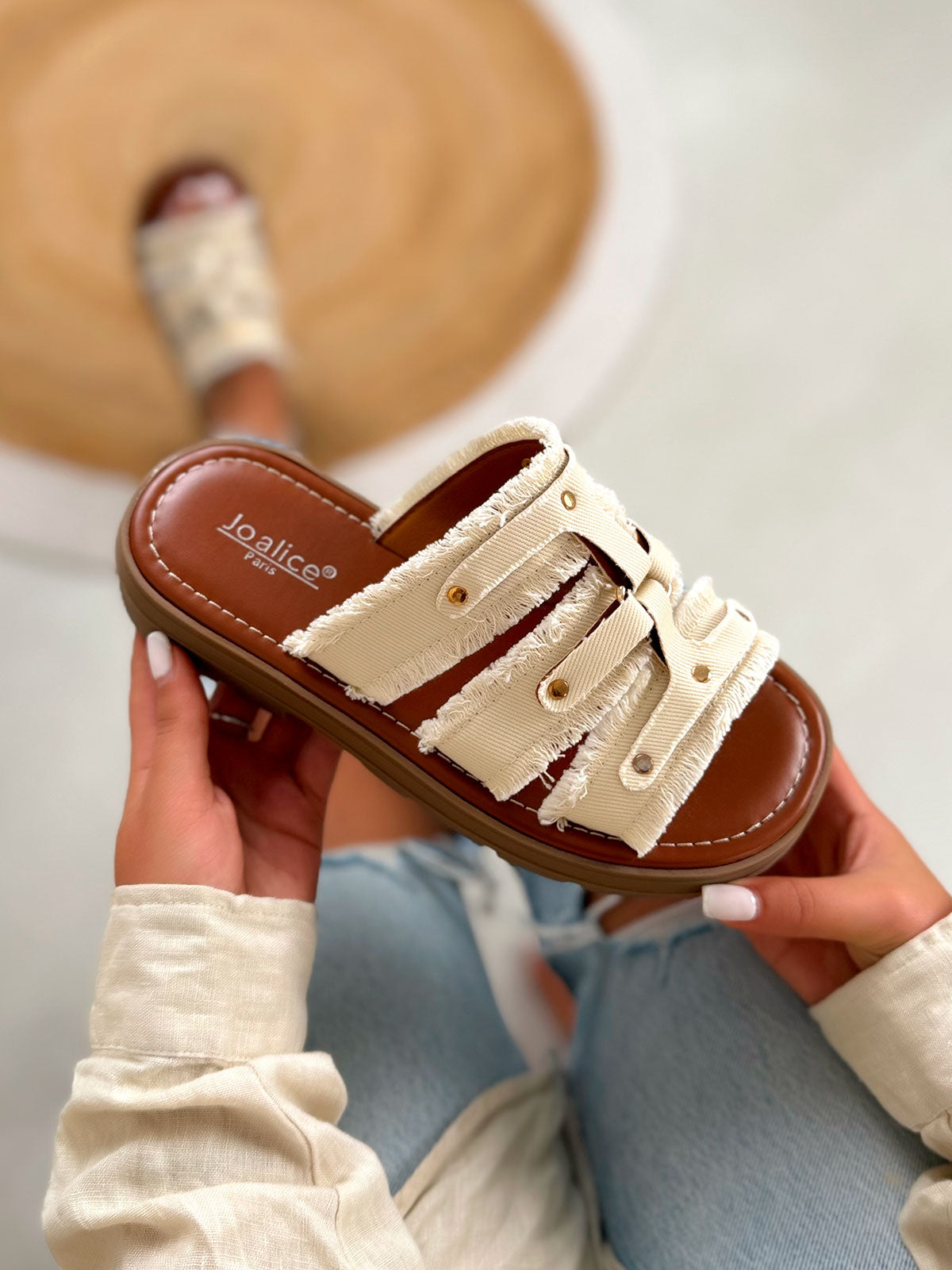 Mule femme beige tendance en jean clouté doré avec semelle crantée