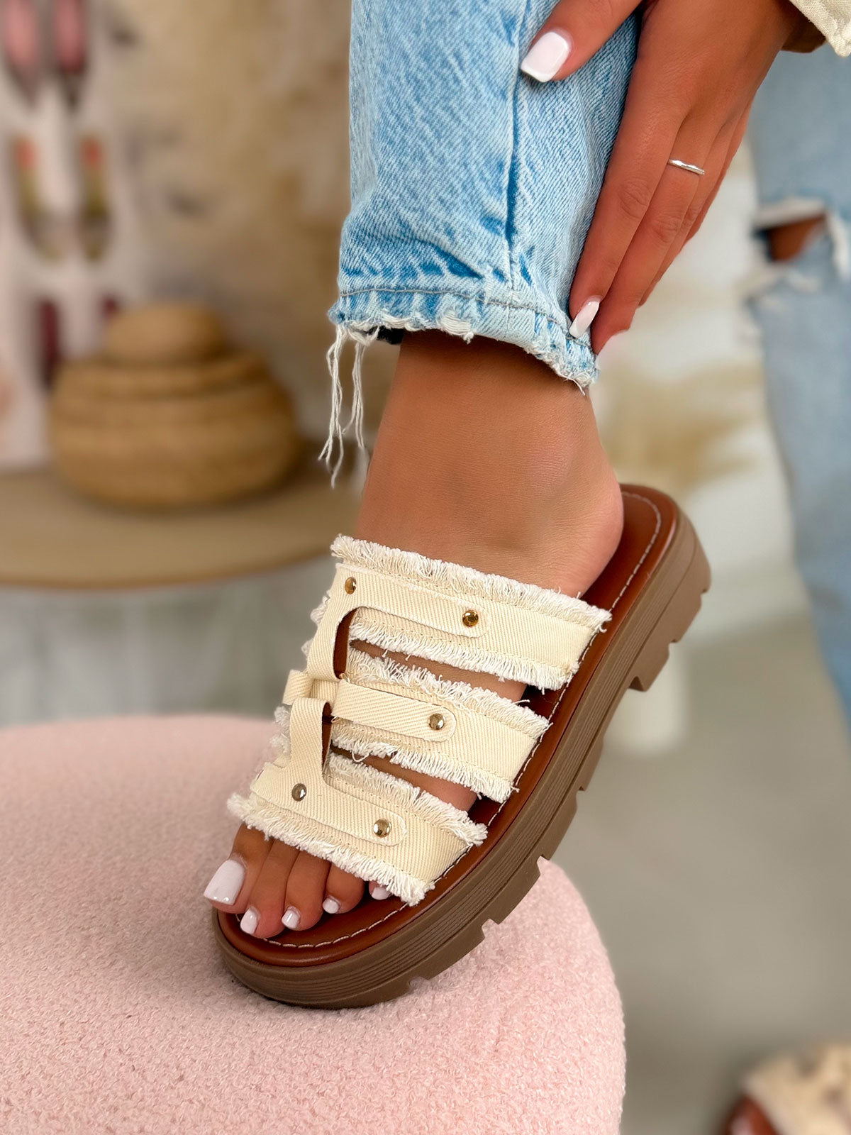 Mule femme beige tendance en jean clouté doré avec semelle crantée