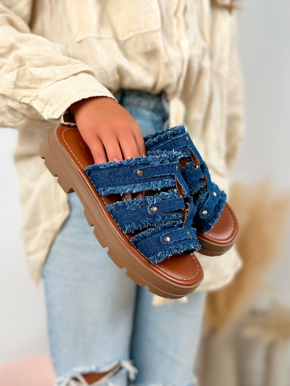 Mule femme bleu foncé tendance en jean effiloché clouté doré avec semelle crantée
