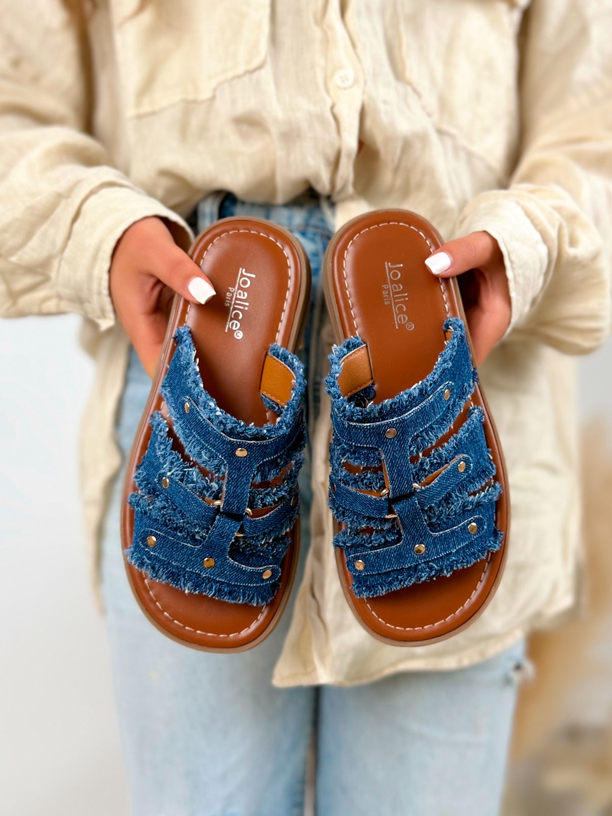 Mule femme bleu foncé tendance en jean effiloché clouté doré avec semelle crantée