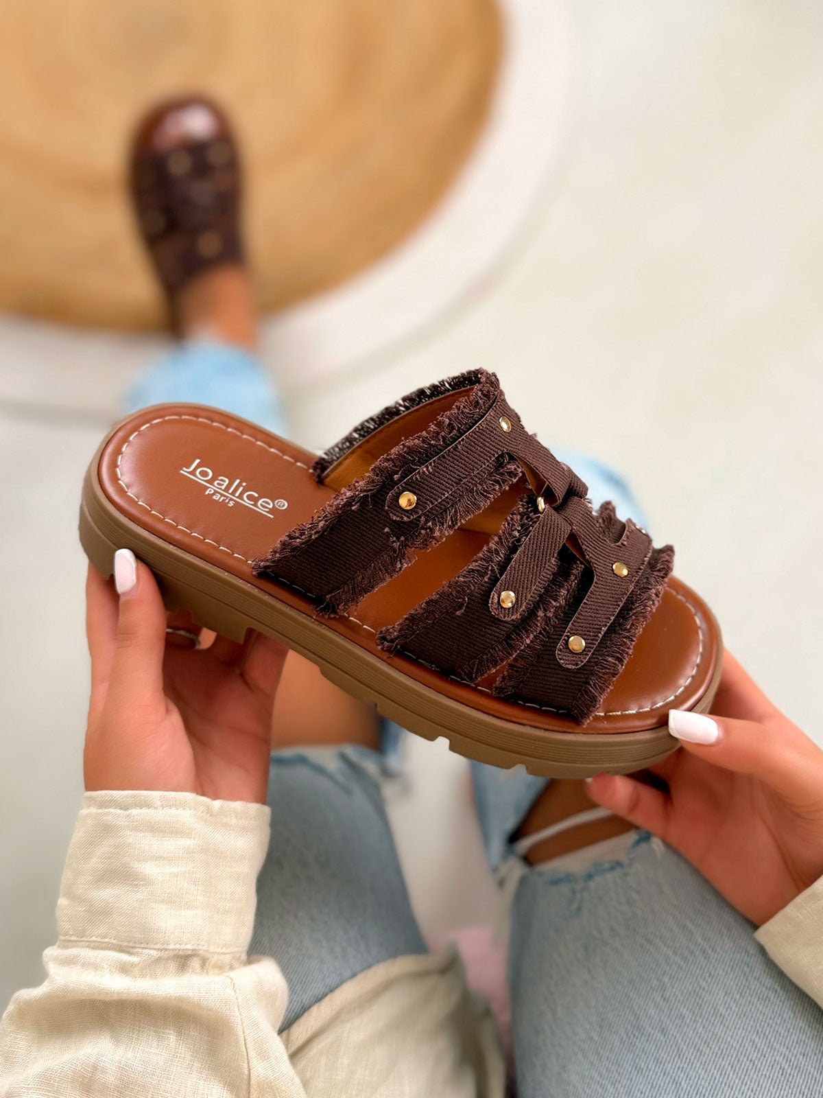 Mule femme marron tendance en jean effiloché clouté doré avec semelle crantée