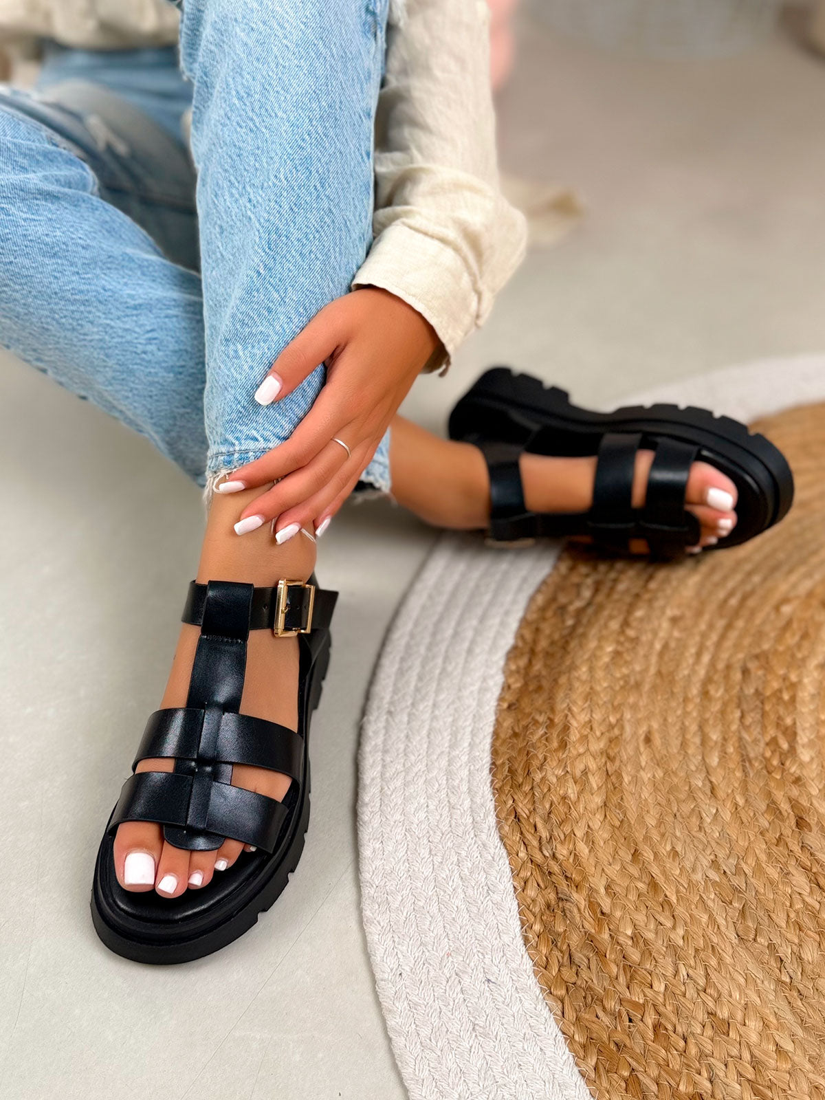 Sandale femme noire tendance à brides multiples avec semelle crantée