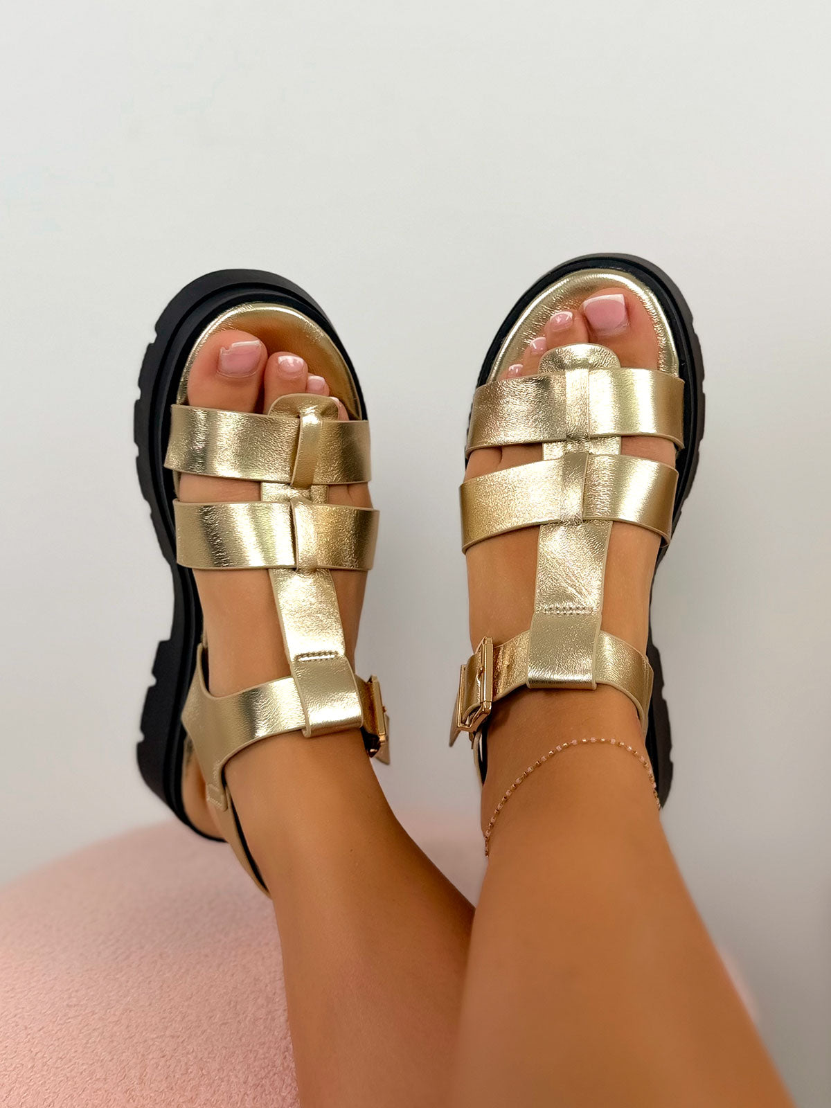 Sandale femme dorée tendance à brides multiples avec semelle crantée
