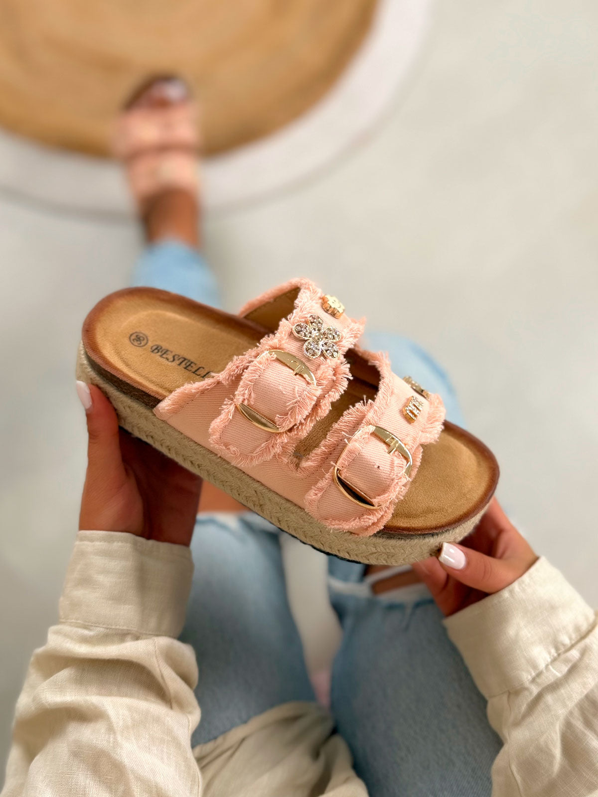 Sandale femme rose tendance à brides multiples avec semelle corde