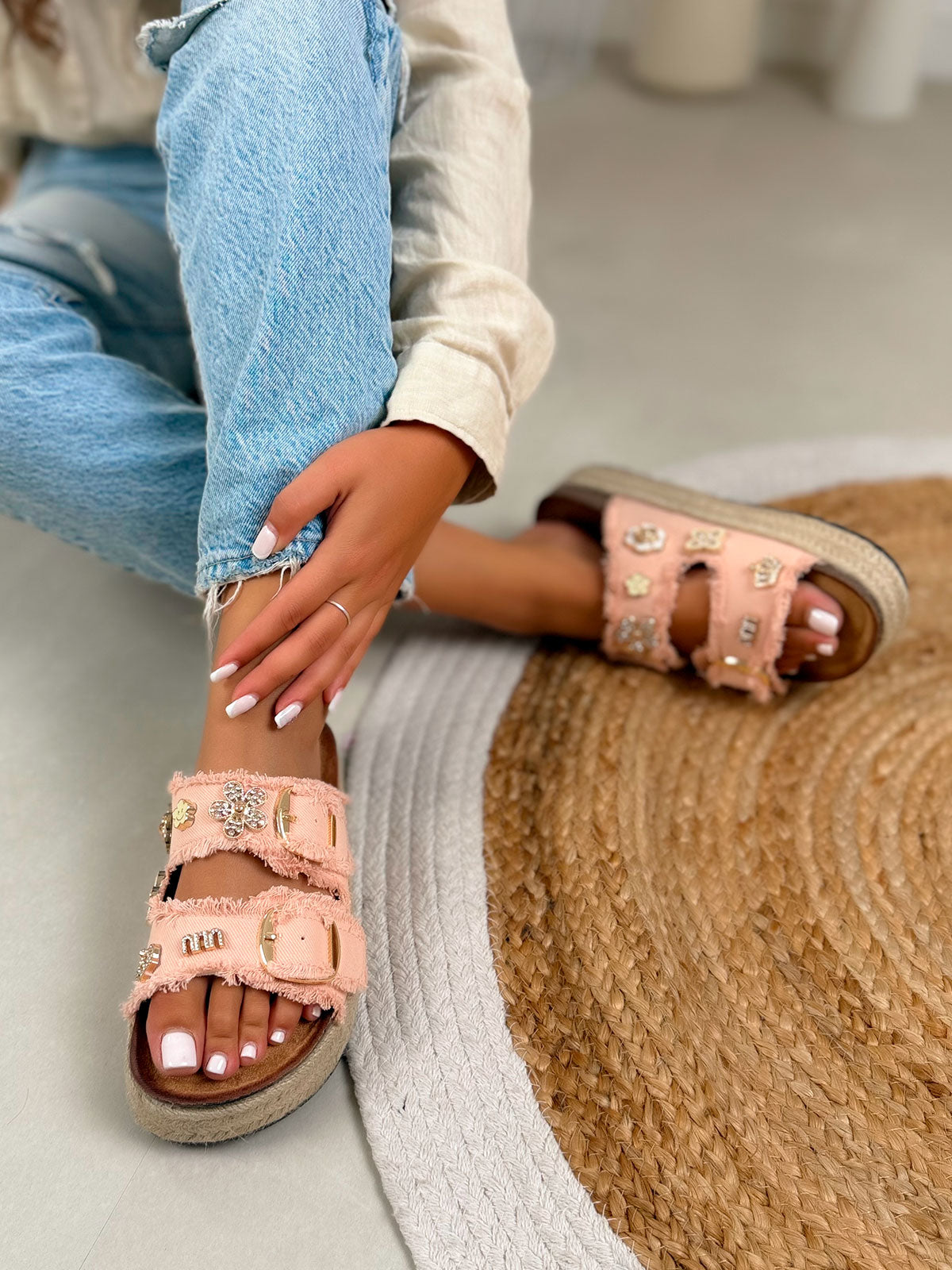 Sandale femme rose tendance à brides multiples avec semelle corde