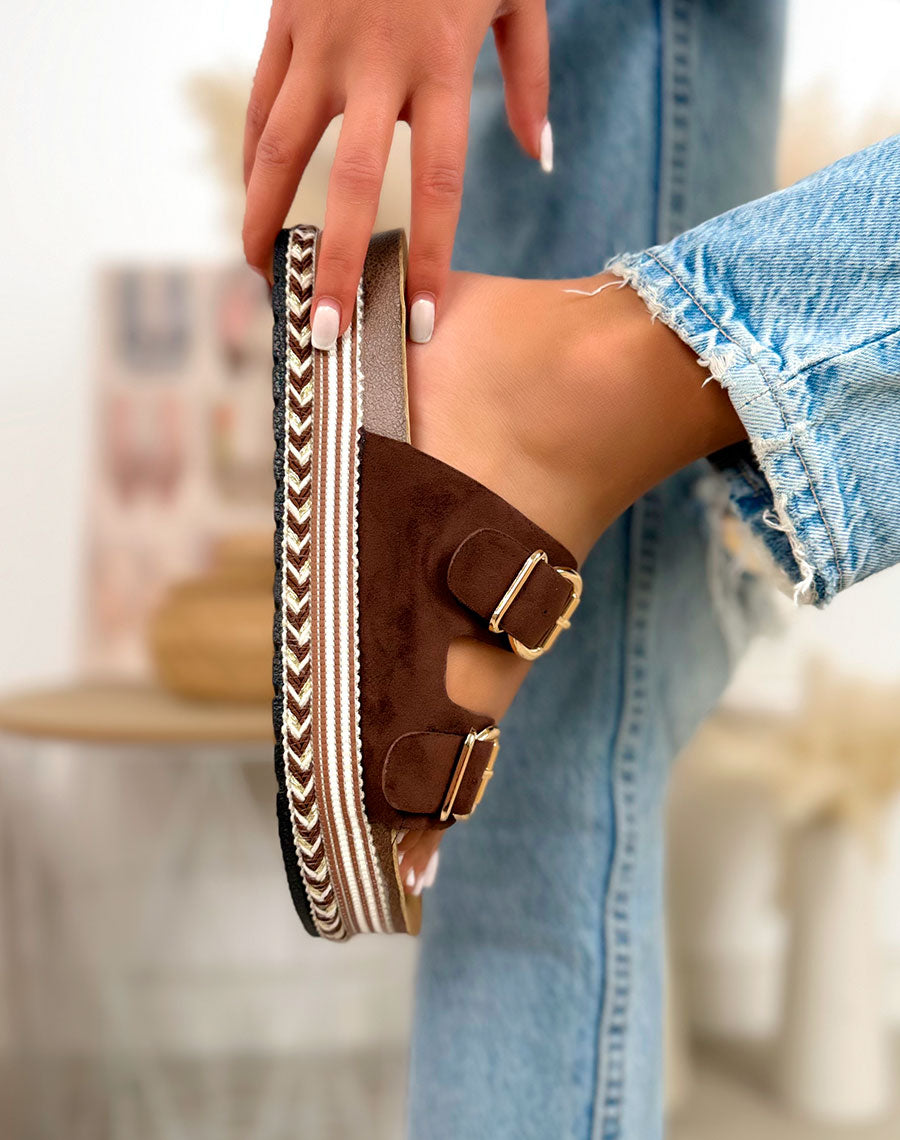 Mules femme marron tendance en suédine avec double bride et plateforme tressée