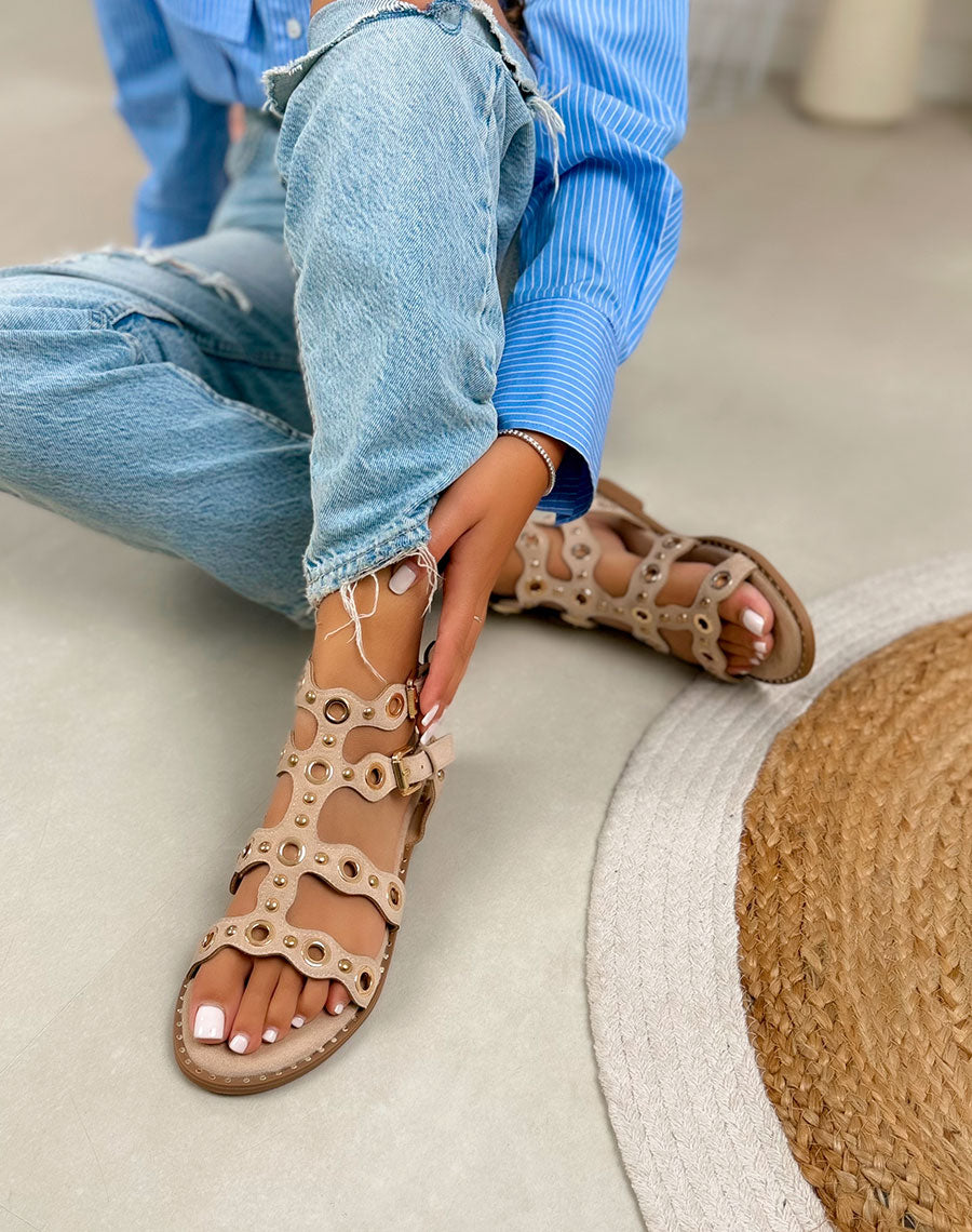Nu-pieds femme beige en suédine avec brides ajourées et détails dorés