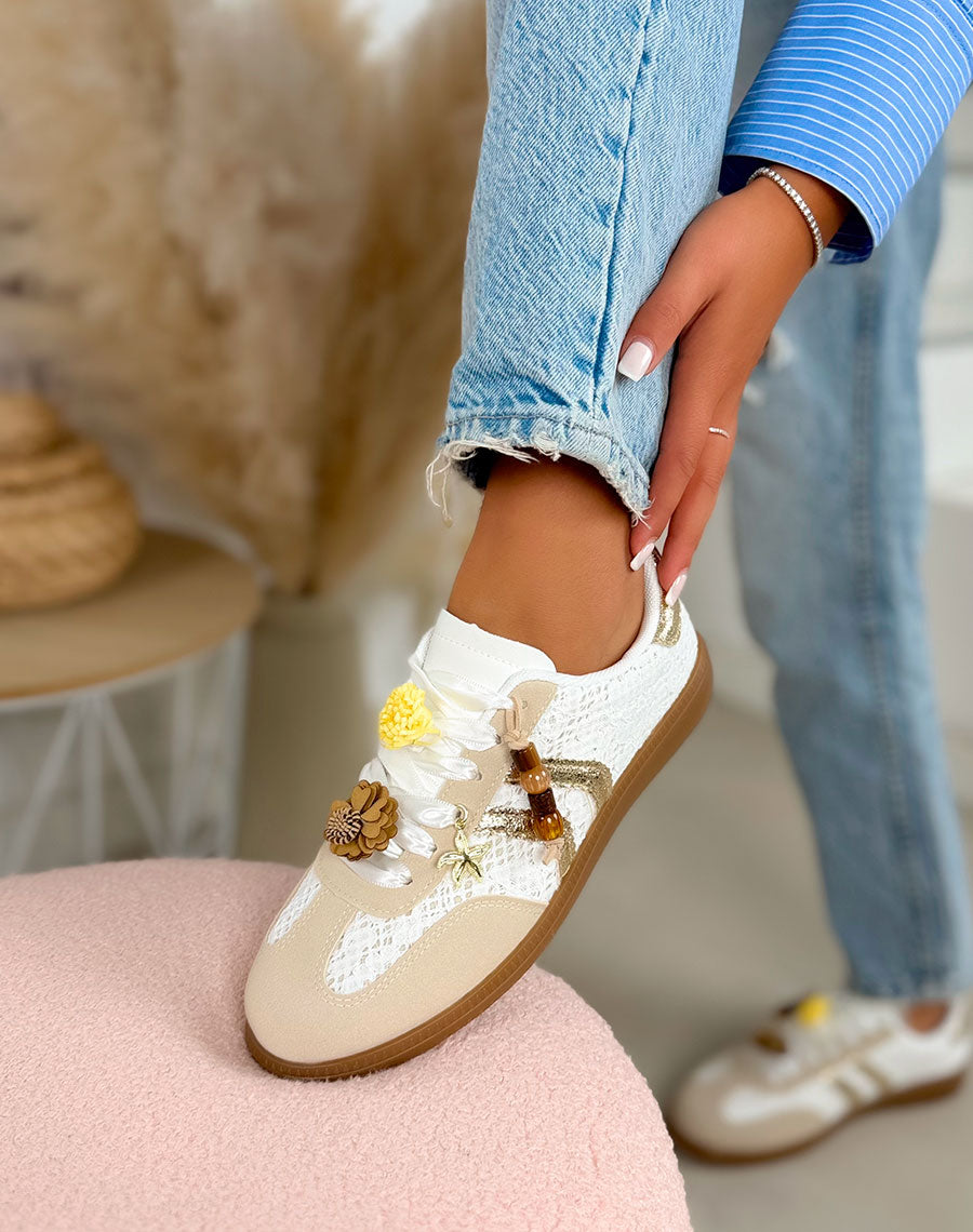 Basket femme beige et blanche tendance avec broderie dentelle et bijoux fleurs dorés