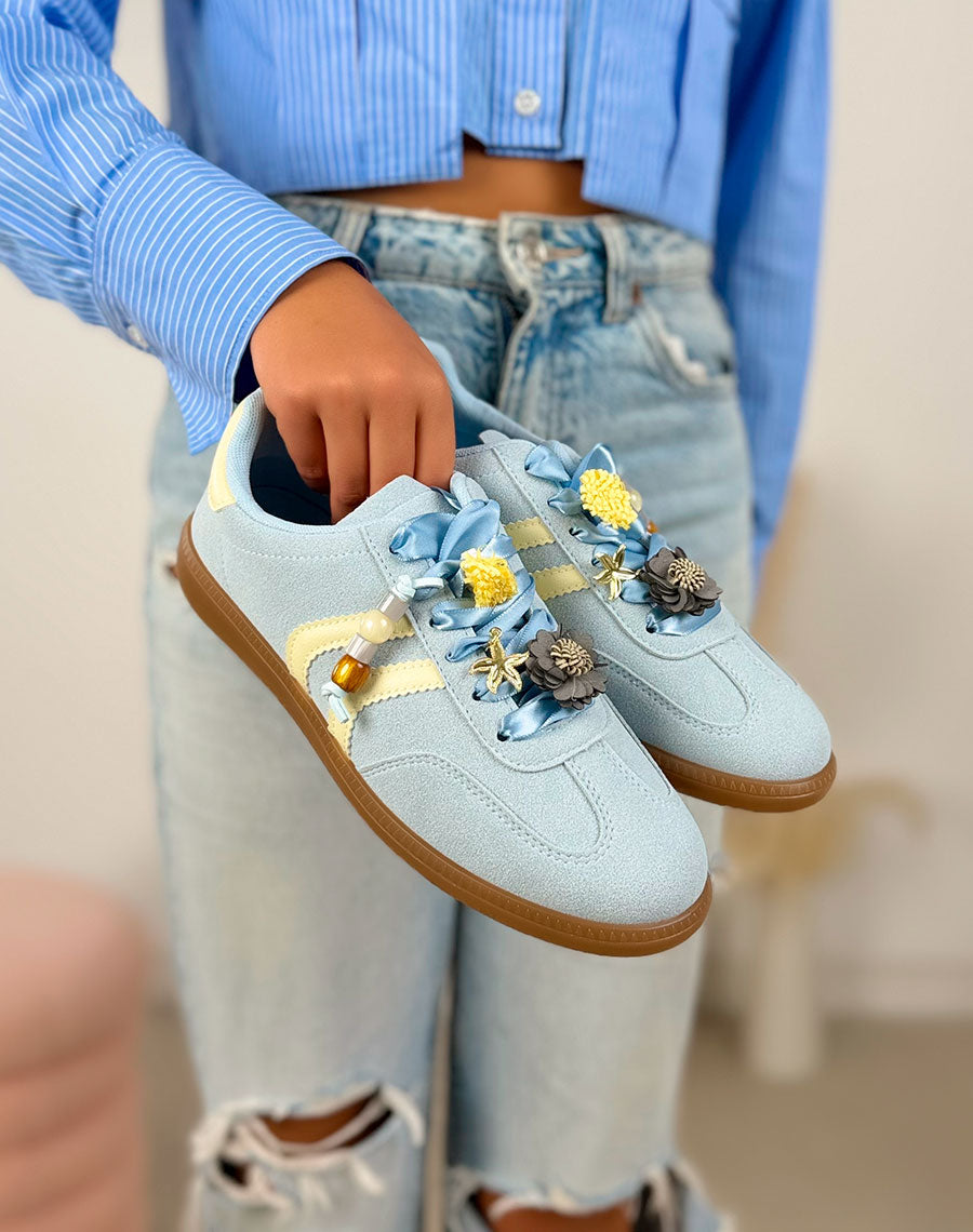 Basket femme bleue pastel tendance en suédine avec bijoux fleurs et bandes jaunes