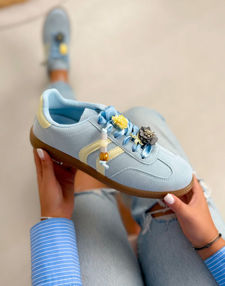 Basket femme bleue pastel tendance en suédine avec bijoux fleurs et bandes jaunes
