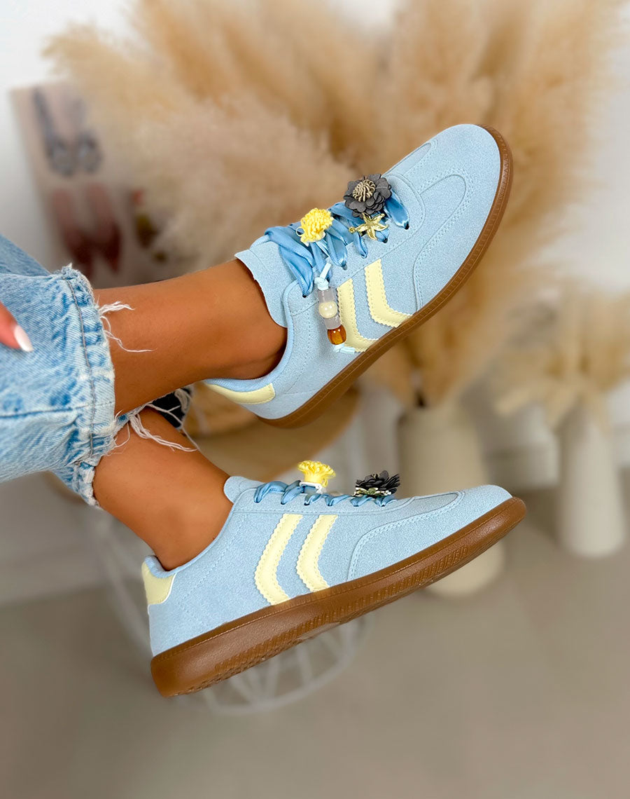 Basket femme bleue pastel tendance en suédine avec bijoux fleurs et bandes jaunes