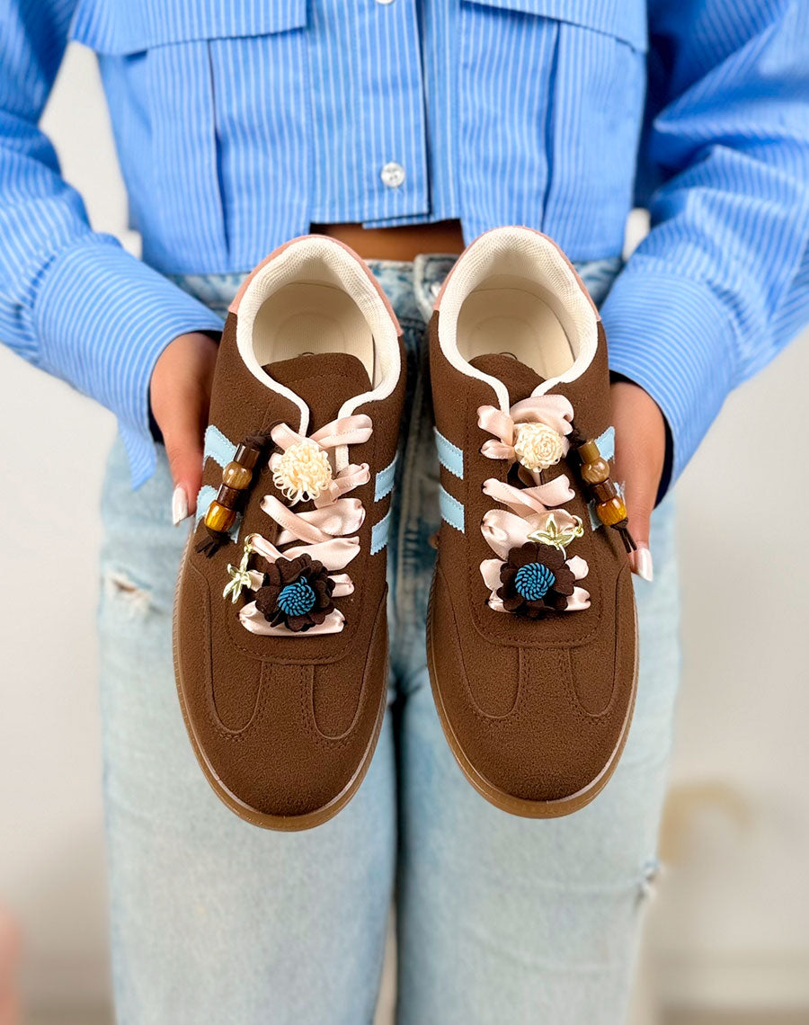 Basket femme marron tendance en suédine avec bandes bleues et bijoux fleurs