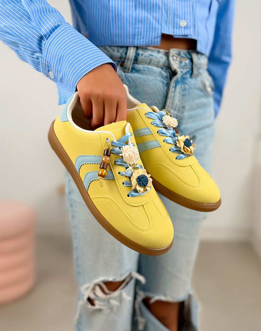 Basket femme jaune pastel tendance en suédine avec bandes bleues et bijoux fleurs