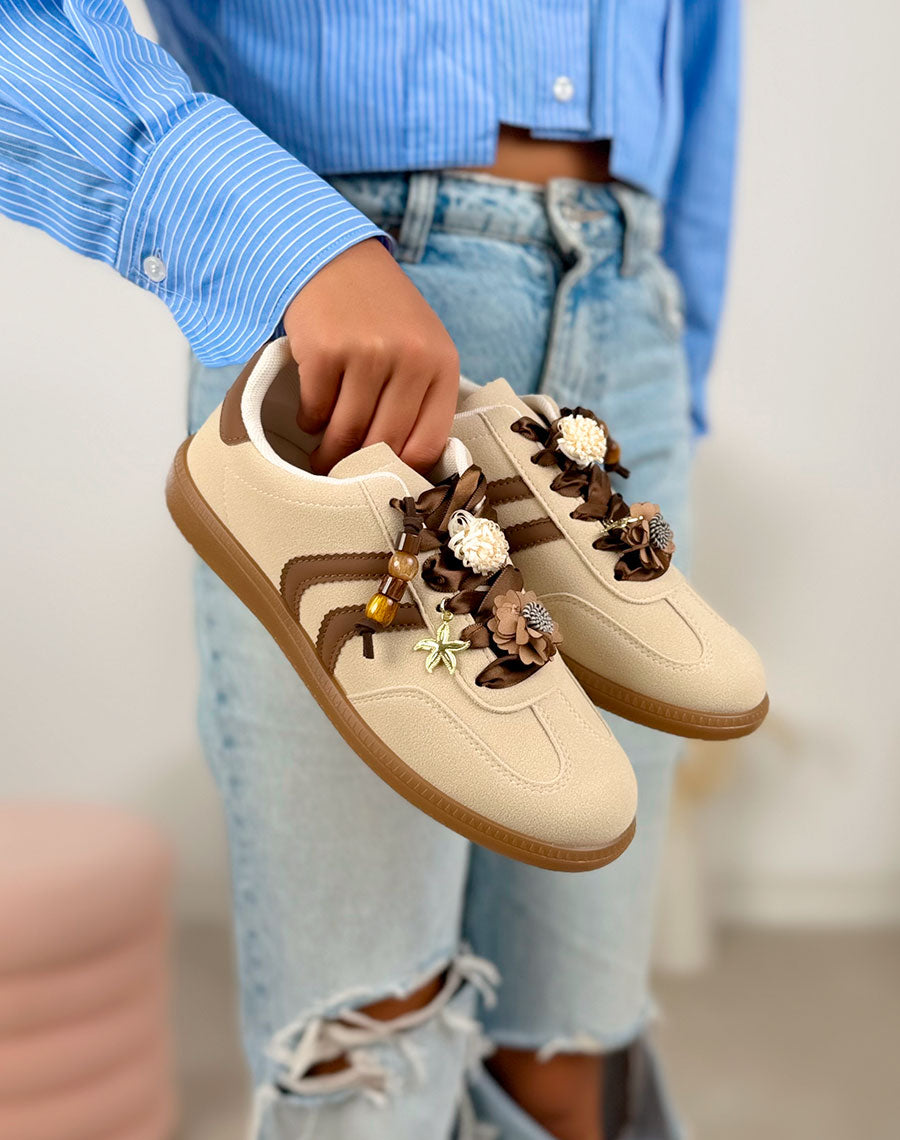 Basket femme taupe tendance en suédine avec bandes marron et bijoux fleurs dorés