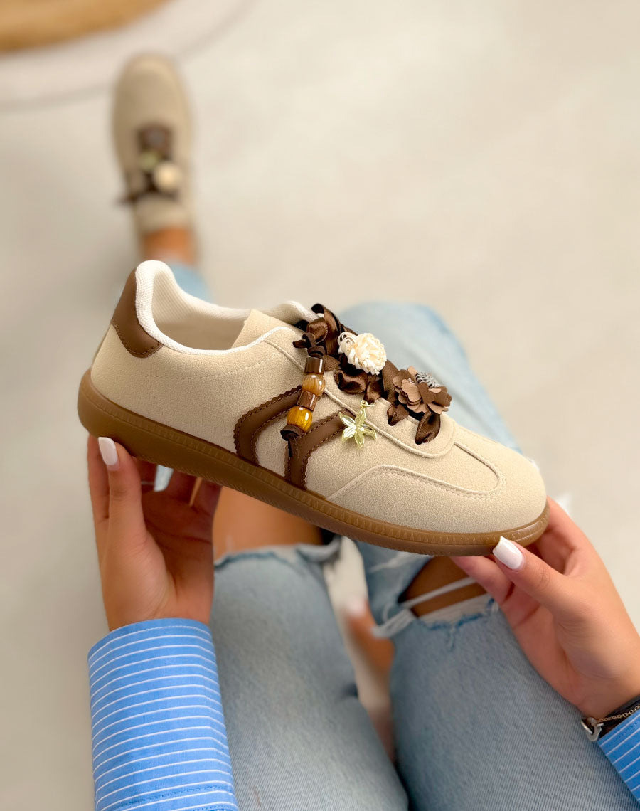 Basket femme taupe tendance en suédine avec bandes marron et bijoux fleurs dorés