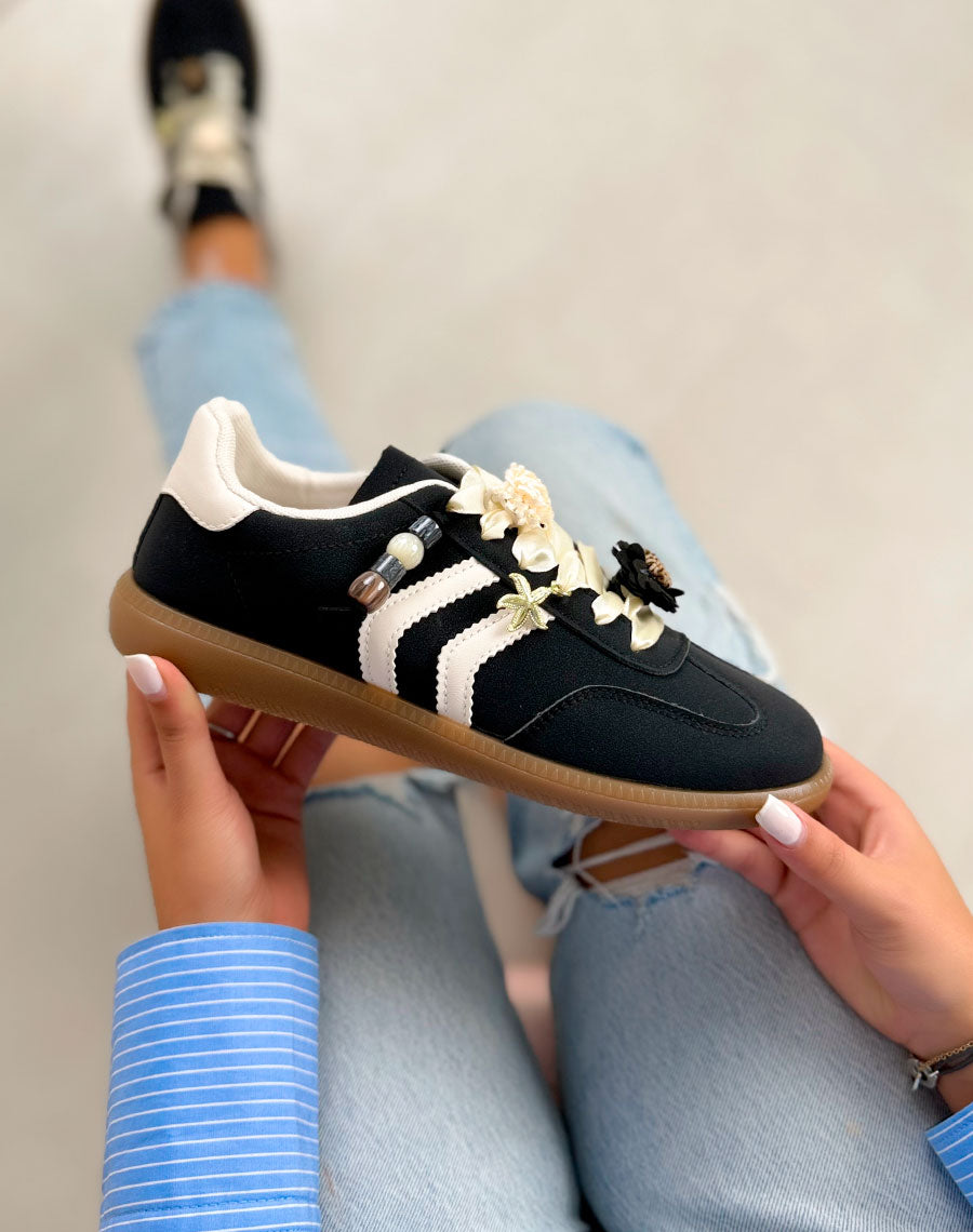 Basket femme noire tendance en suédine avec bandes blanches et bijoux fleurs dorés