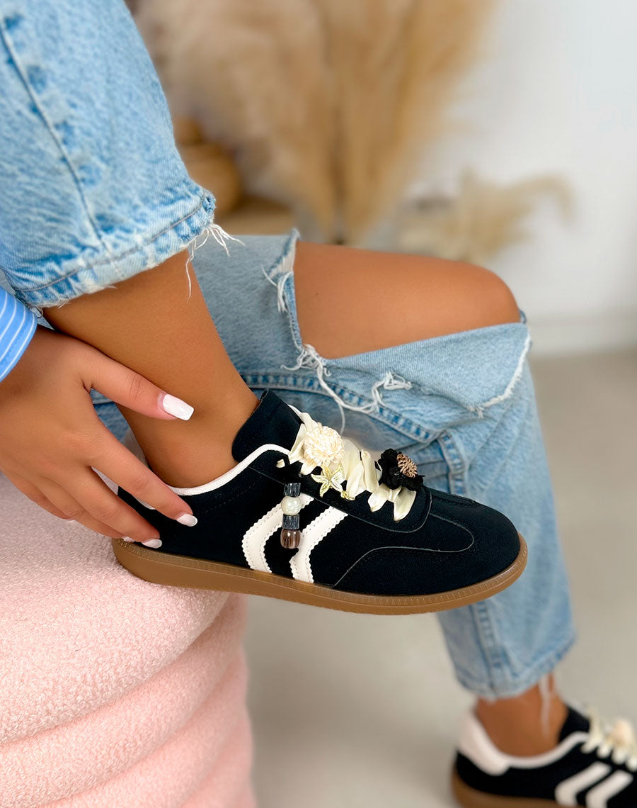 Basket femme noire tendance en suédine avec bandes blanches et bijoux fleurs dorés