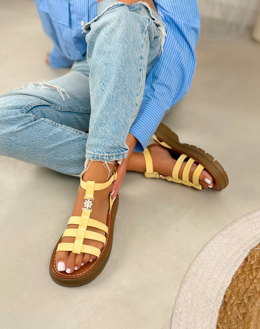 Sandales femme jaunes tendance en suédine avec semelle crantée et détail soleil doré