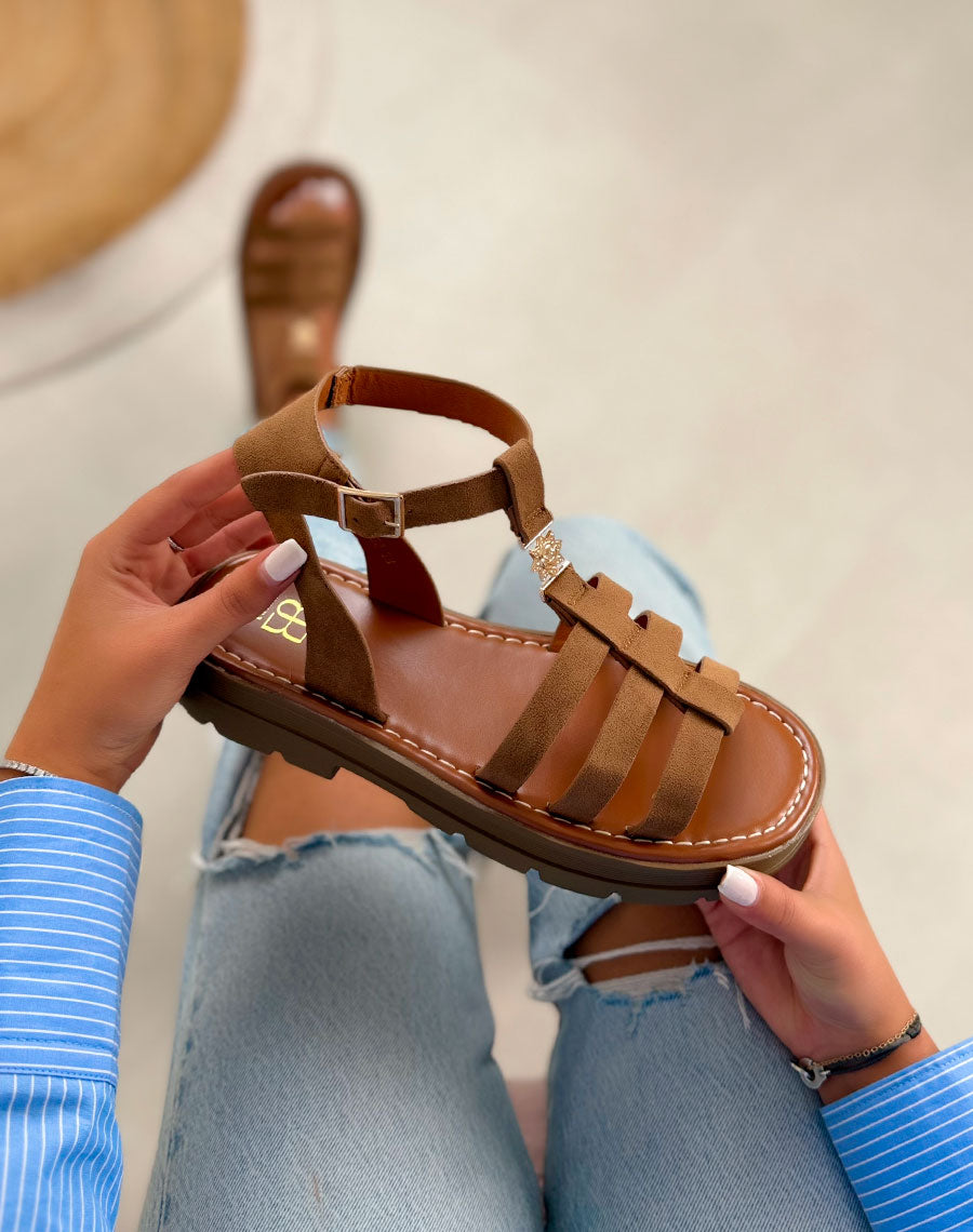 Sandales femme camel tendance en suédine avec semelle crantée et bijou soleil doré