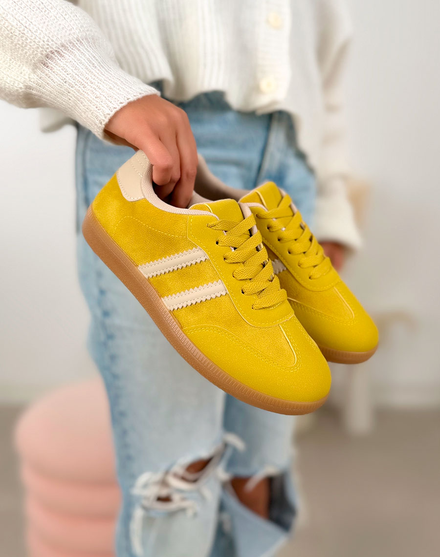 Basket femme jaune tendance en suédine à doubles bandes beiges