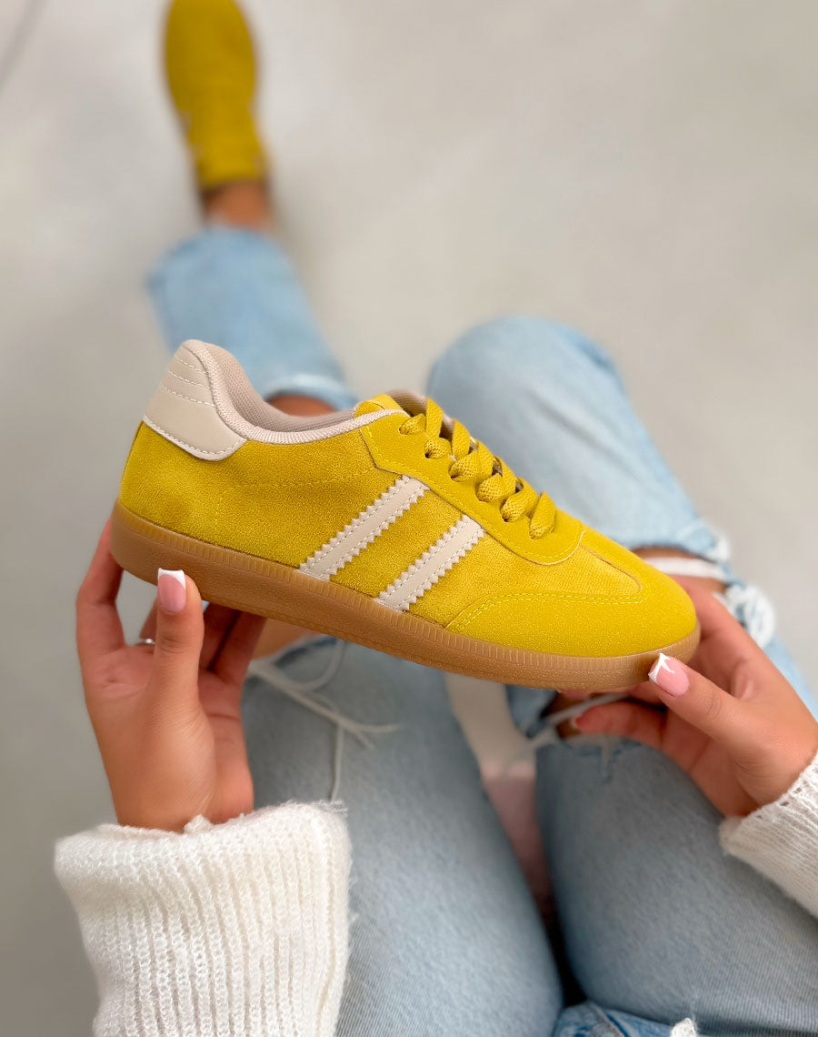 Basket femme jaune tendance en suédine à doubles bandes beiges