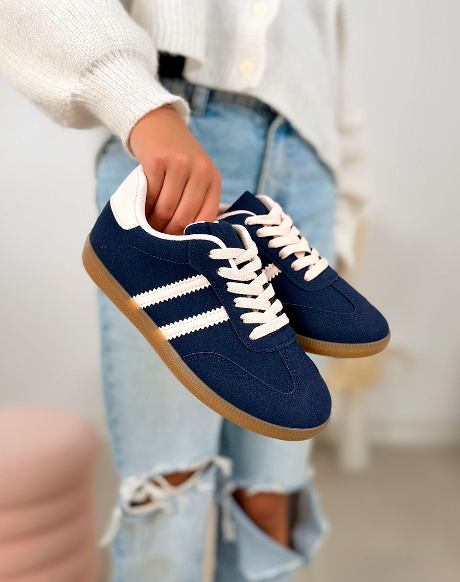 Basket femme bleu marine tendance en suédine à bandes roses