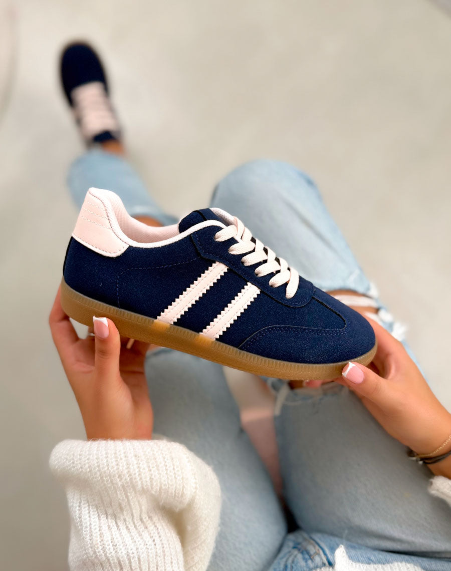 Basket femme bleu marine tendance en suédine à bandes roses