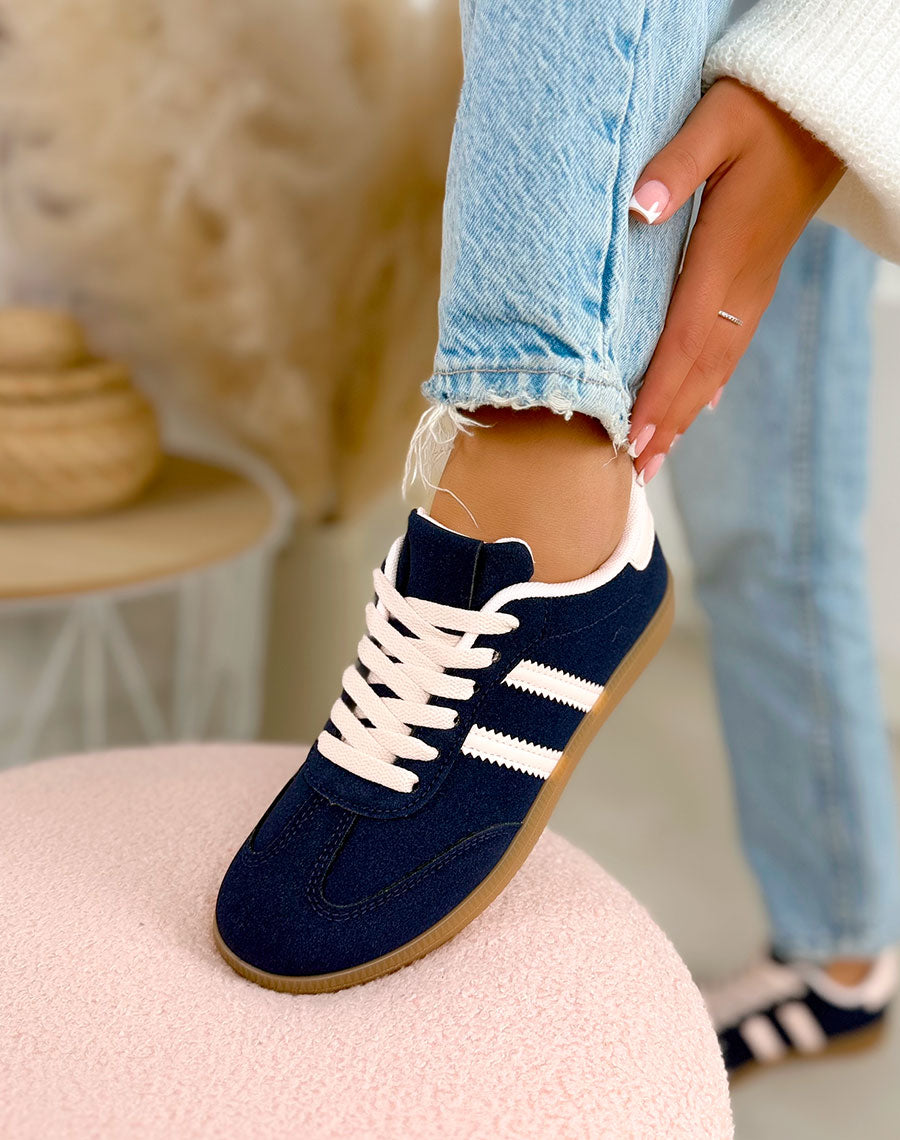 Basket femme bleu marine tendance en suédine à bandes roses