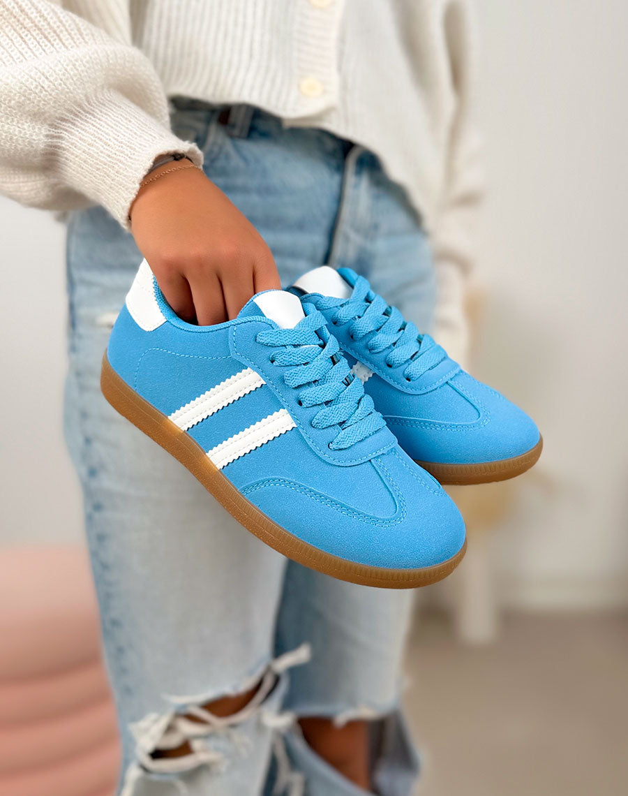 Basket femme bleue tendance en suédine à doubles bandes blanches