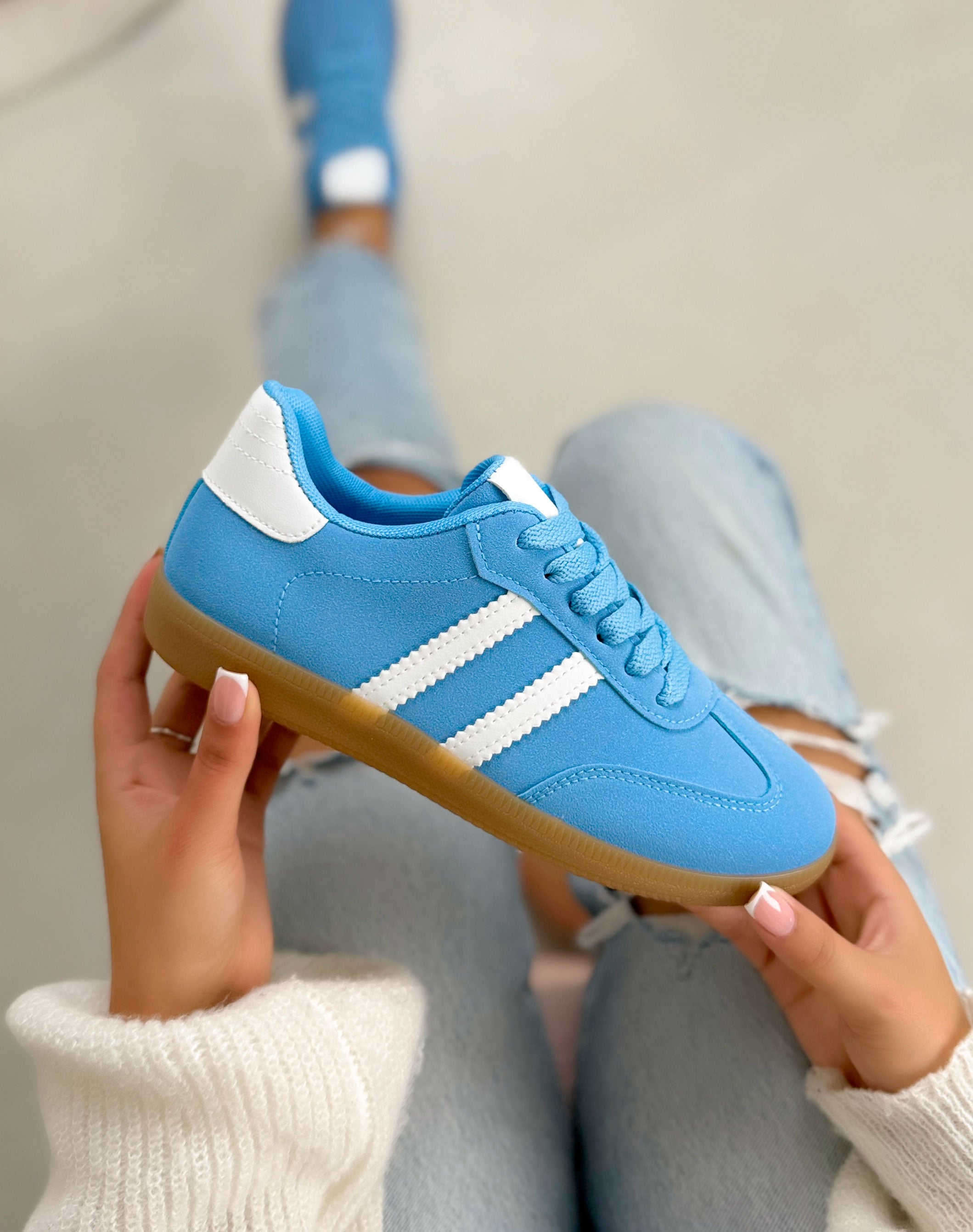 Basket femme bleue tendance en suédine à doubles bandes blanches