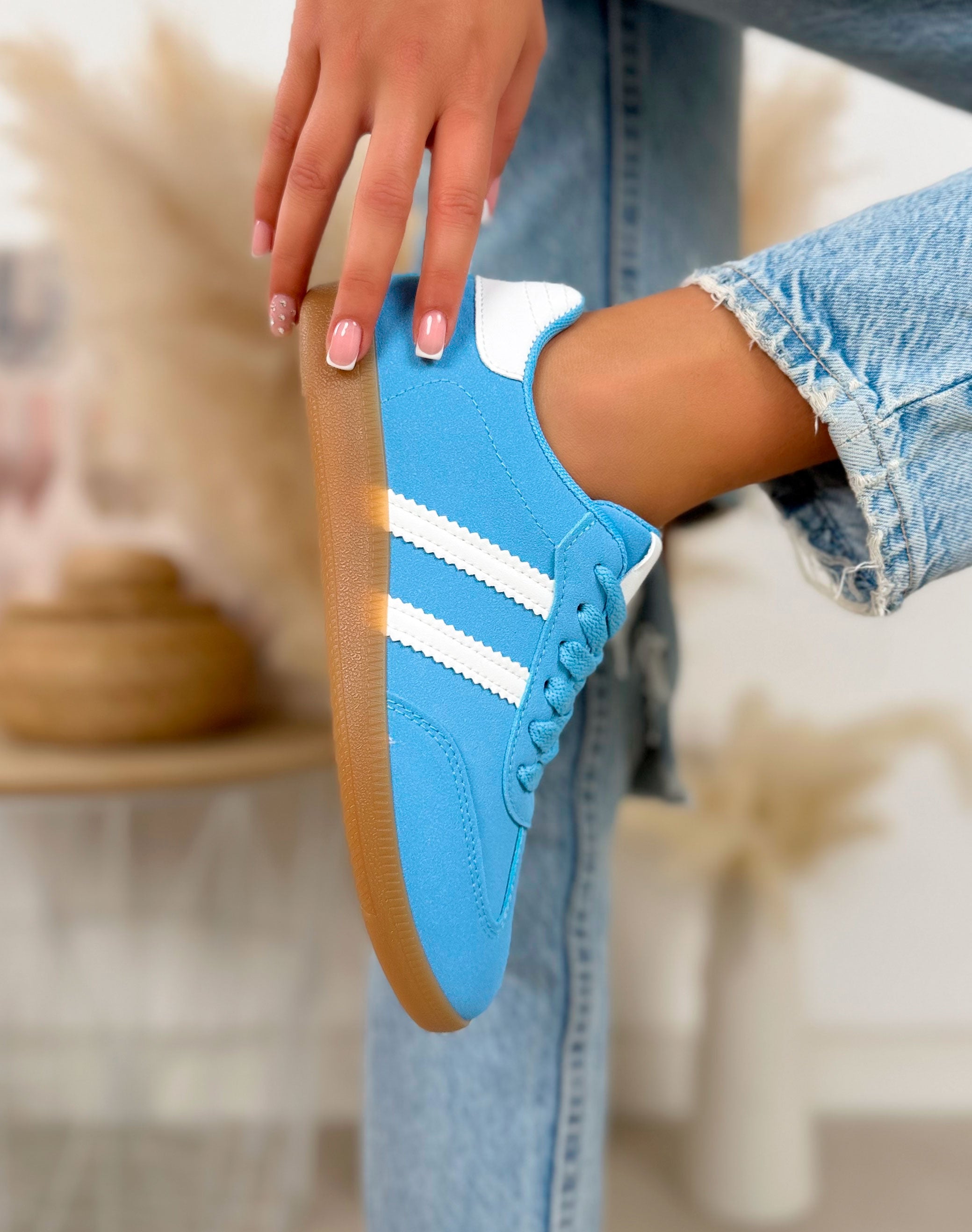Basket femme bleue tendance en suédine à doubles bandes blanches