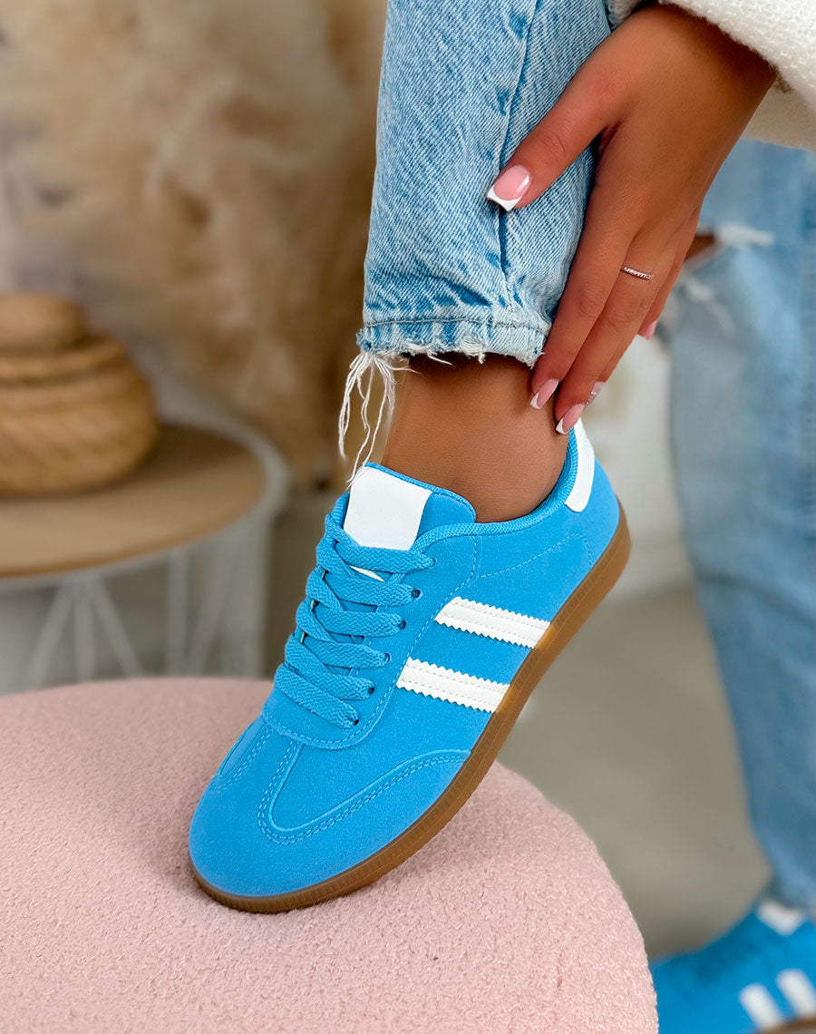 Basket femme bleue tendance en suédine à doubles bandes blanches