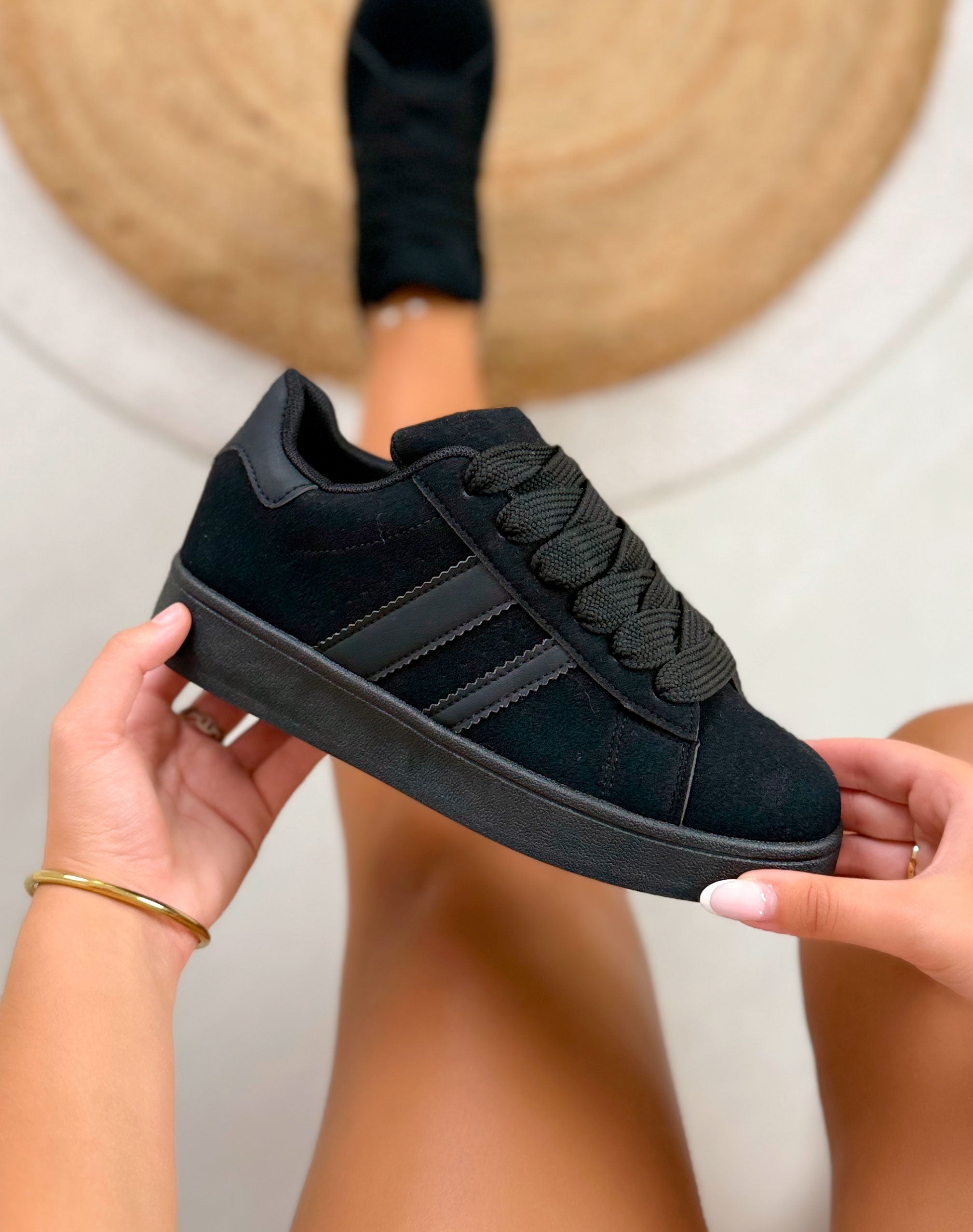 Basket femme noire tendance en suédine avec lacets épais et semelle plateforme