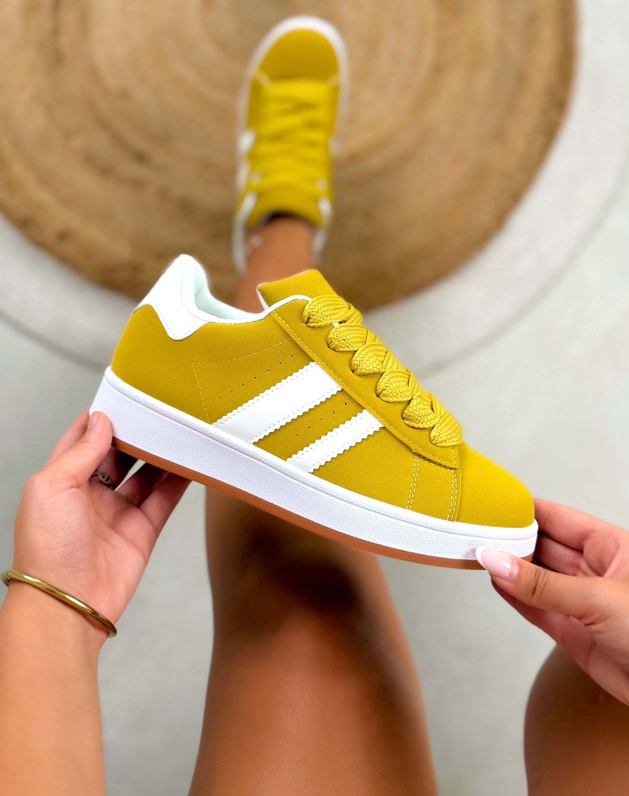 Basket femme jaune moutarde tendance en suédine avec lacets épais et bandes blanches