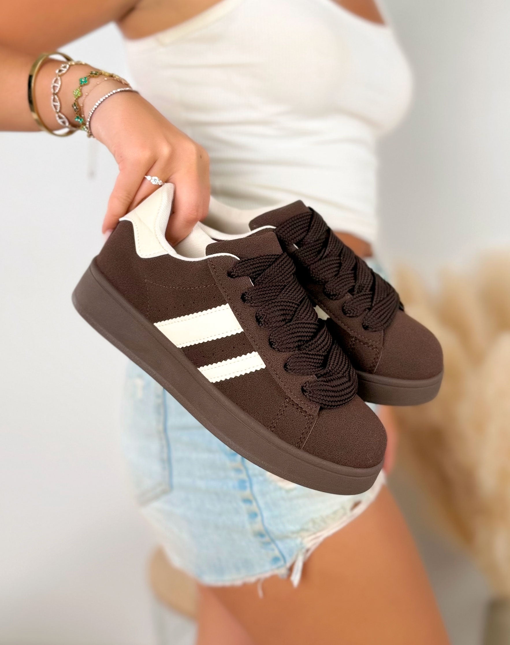 Basket femme marron élégante en suédine avec lacets épais et bandes blanches