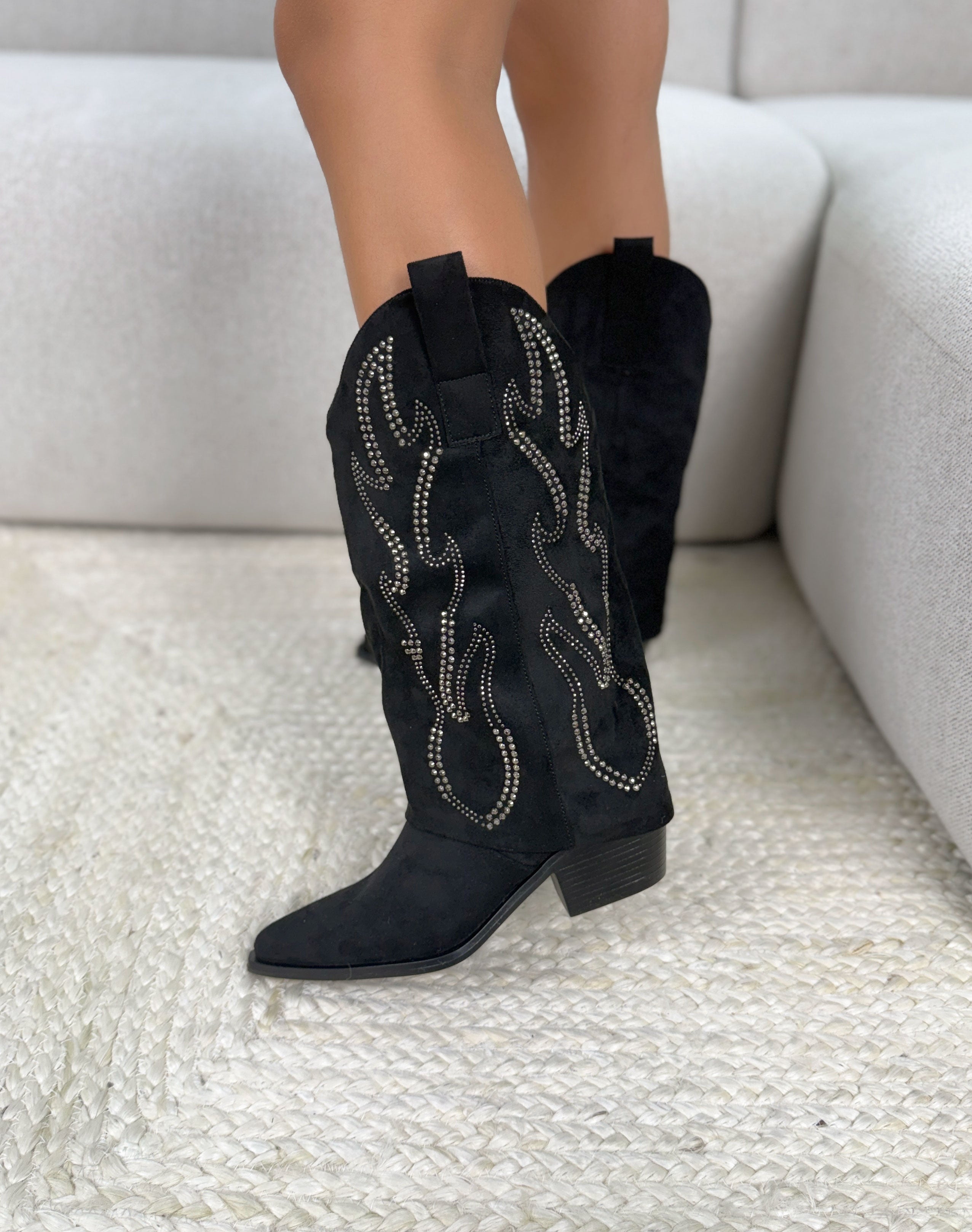 Botte santiag femme noire élégante en suédine avec strass argentés et talon biseauté