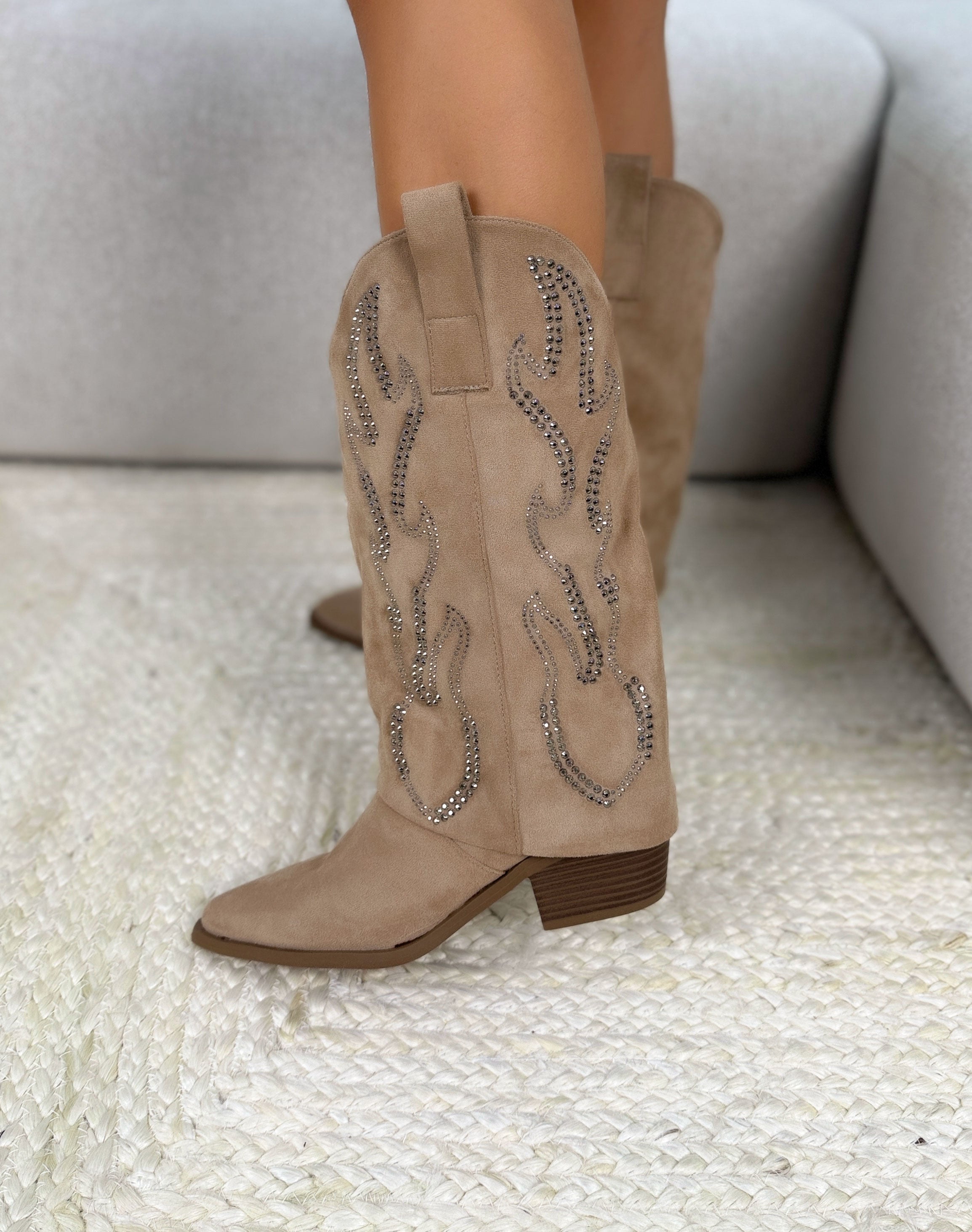 Botte santiag femme beige élégante en suédine avec strass argentés et talon biseauté